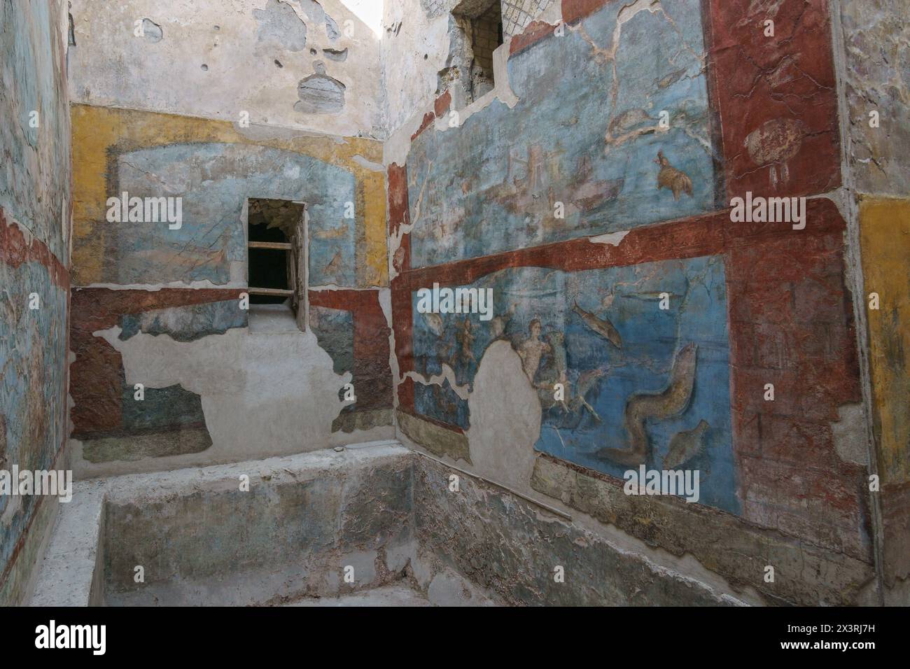 Ammira dall'interno le rovine delle antiche terme romane suburbane con splendide opere d'arte colorate sulle mura della città distrutta di Pompei, Campania, Italia Foto Stock