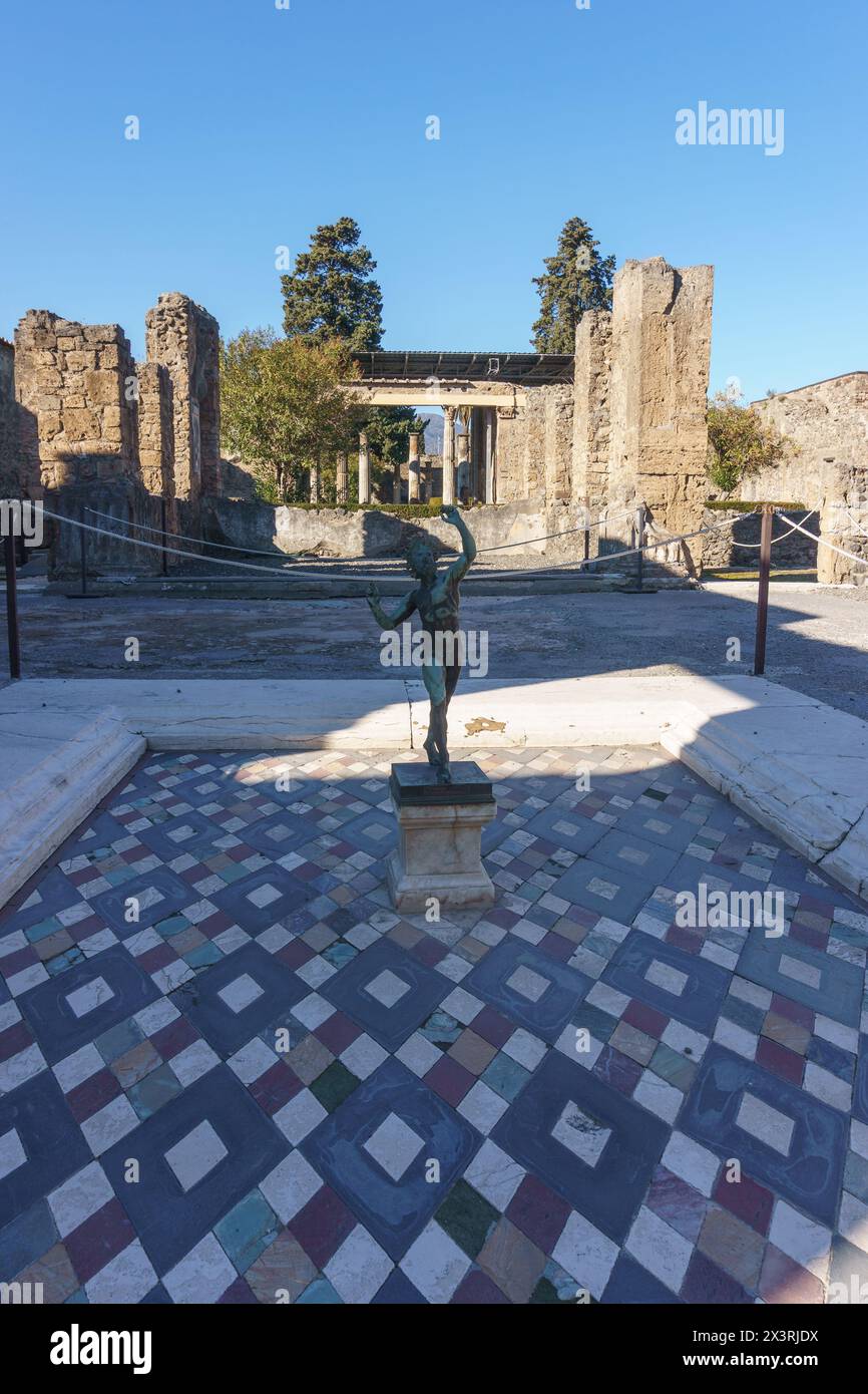 Casa del Fauno o Casa del Fauno con statua in bronzo presso le rovine di Pompei, Campania, Italia Foto Stock