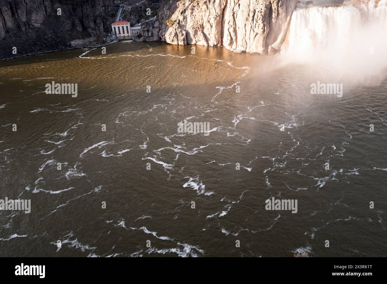 Schiuma vorticosa nell'acqua sotto le cascate Shoshone Foto Stock