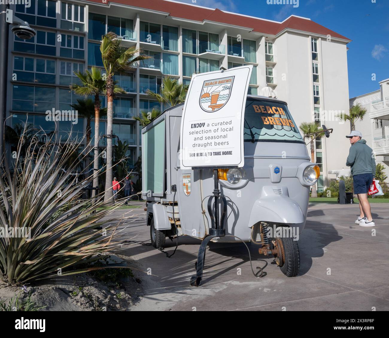 San Diego, CALIFORNIA. 5 aprile 2024. Coronado Beach auto elettrica mobile birreria Beach Brews. Costruito nel 1888, questo hotel e' un'attrazione turistica storica Foto Stock