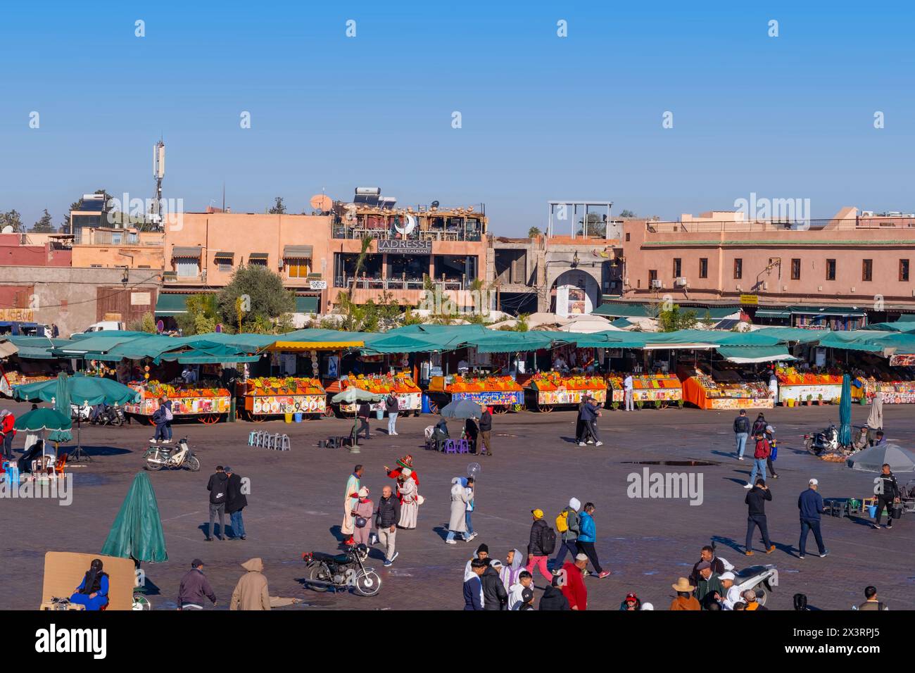 Folle di turisti sulle antiche strade di Marrakech di notte, Piazza Jamaa el Fna, tradizione e antiche usanze del Marocco, ricchezza culturale, Marrakech, Mo Foto Stock