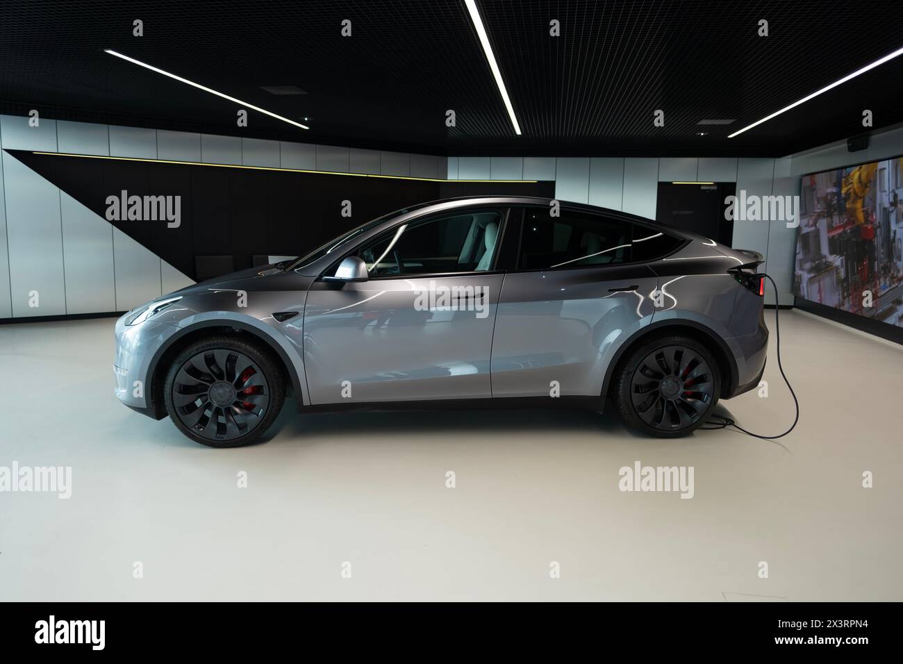 Prestazioni dell'auto elettrica quicksilver TESLA Model Y nella produzione Gigafactory Berlino-Brandeburgo, SUV di Tesla, EV in Europa, sustaina ambientale Foto Stock