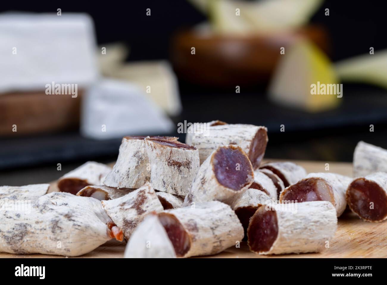 formaggio a fette con muffa bianca, delizioso formaggio a fette con muffa bianca commestibile Foto Stock