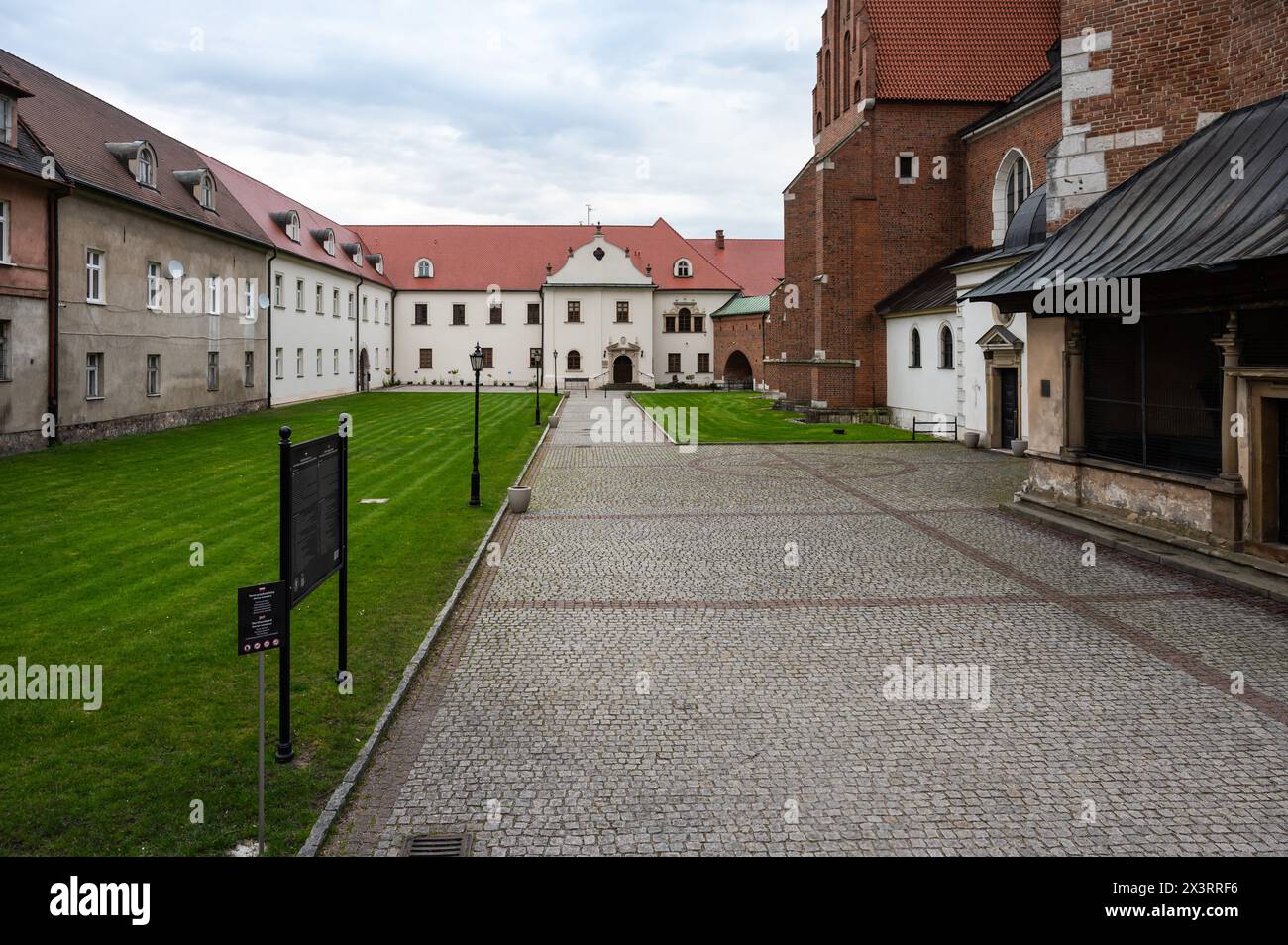 Cracovia, Polonia, 23 marzo 2024 - cortile interno del Monastero dei Canonici regolari presso la Chiesa del Corpus Domini Foto Stock