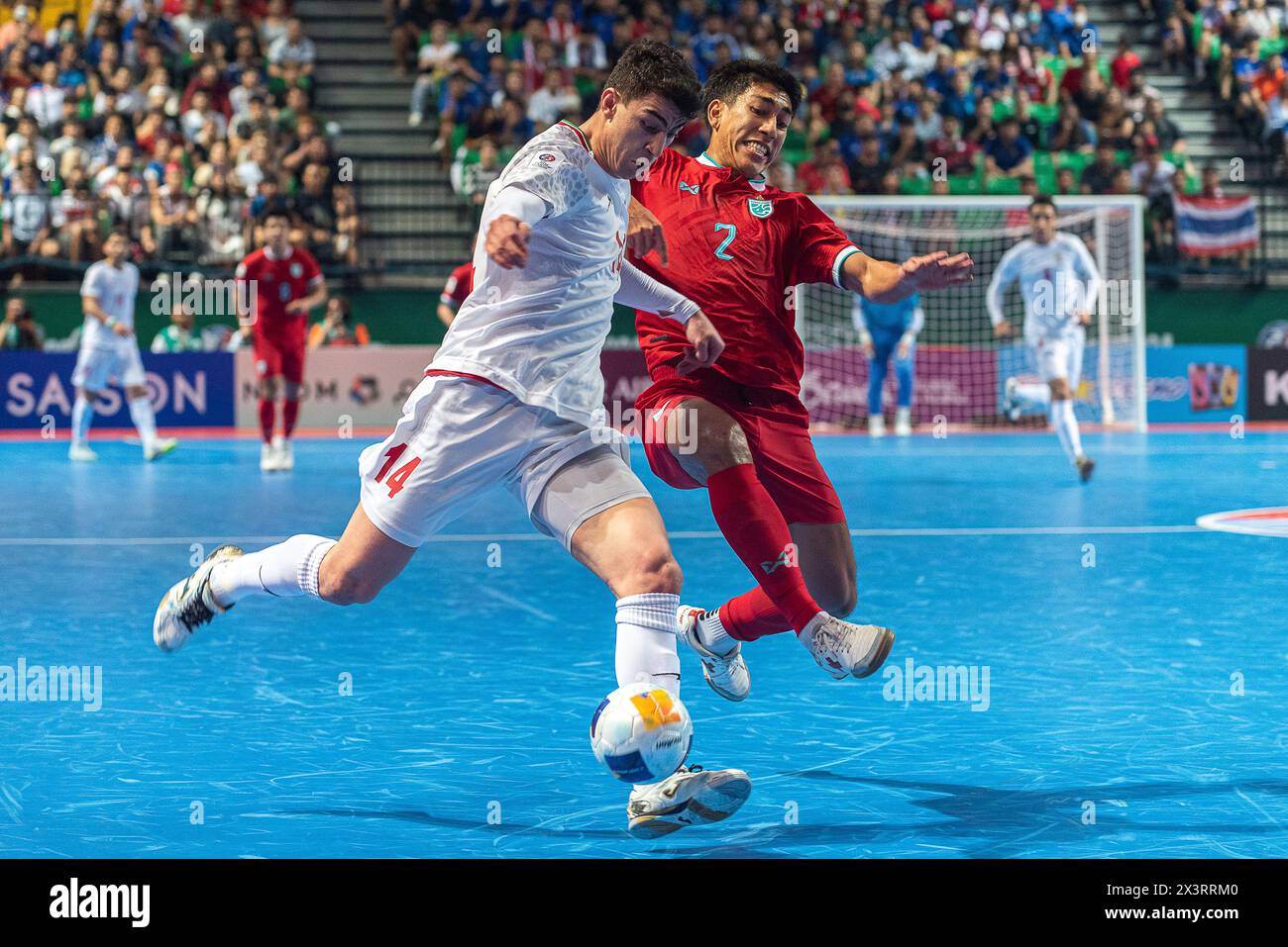 Bangkok, Thailandia. 28 aprile 2024. Narongsak Wingwon #2 della Thailandia e Behrooz Azimihematabadi #14 di IR Iran visti in azione durante la finale della AFC Futsal Asian Cup 2024 tra Thailandia e IR Iran alla Bangkok Arena. Punteggio finale; IR Iran 4 : 1 Thailandia. Credito: SOPA Images Limited/Alamy Live News Foto Stock