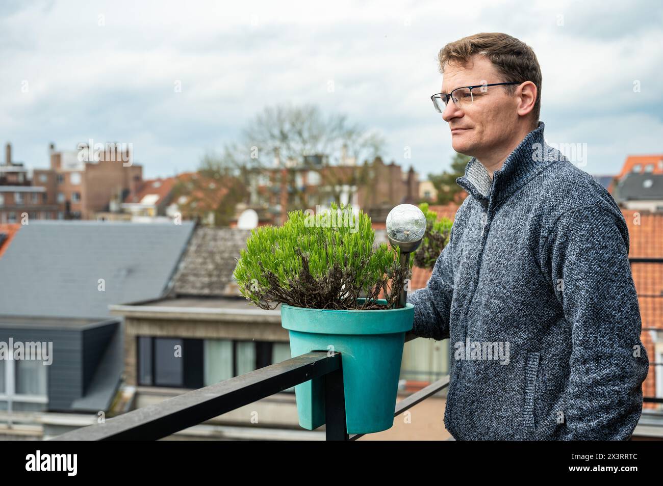 Ritratto di un uomo d'affari di 45 anni all'aperto, Bruxelles, Belgio. Modello rilasciato. Foto Stock