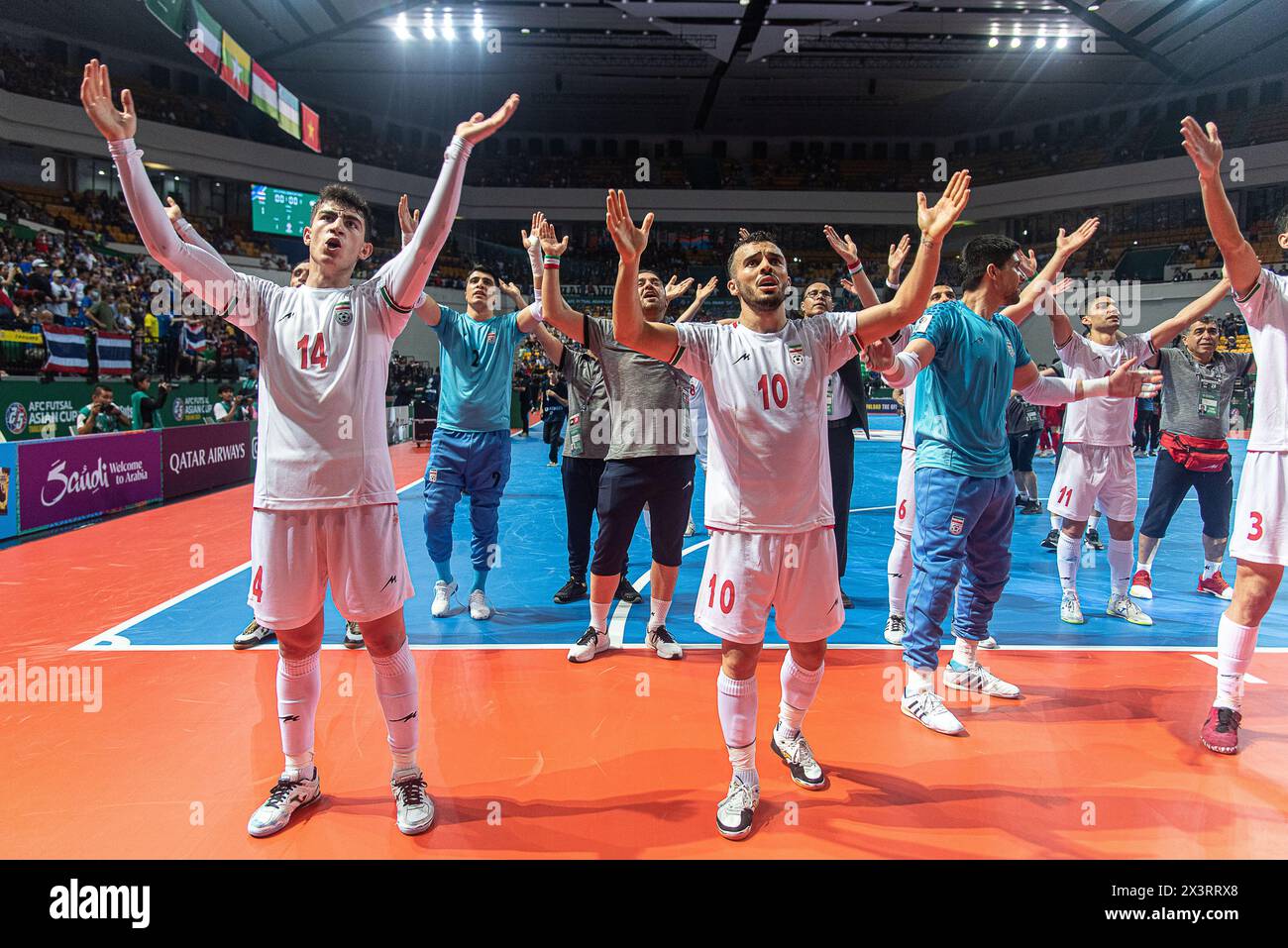 Bangkok, Thailandia. 28 aprile 2024. I giocatori dell'IR Iran celebrano la loro vittoria contro la Thailandia durante la finale della AFC Futsal Asian Cup 2024 tra Thailandia e IR Iran alla Bangkok Arena. Punteggio finale; IR Iran 4 : 1 Thailandia. Credito: SOPA Images Limited/Alamy Live News Foto Stock