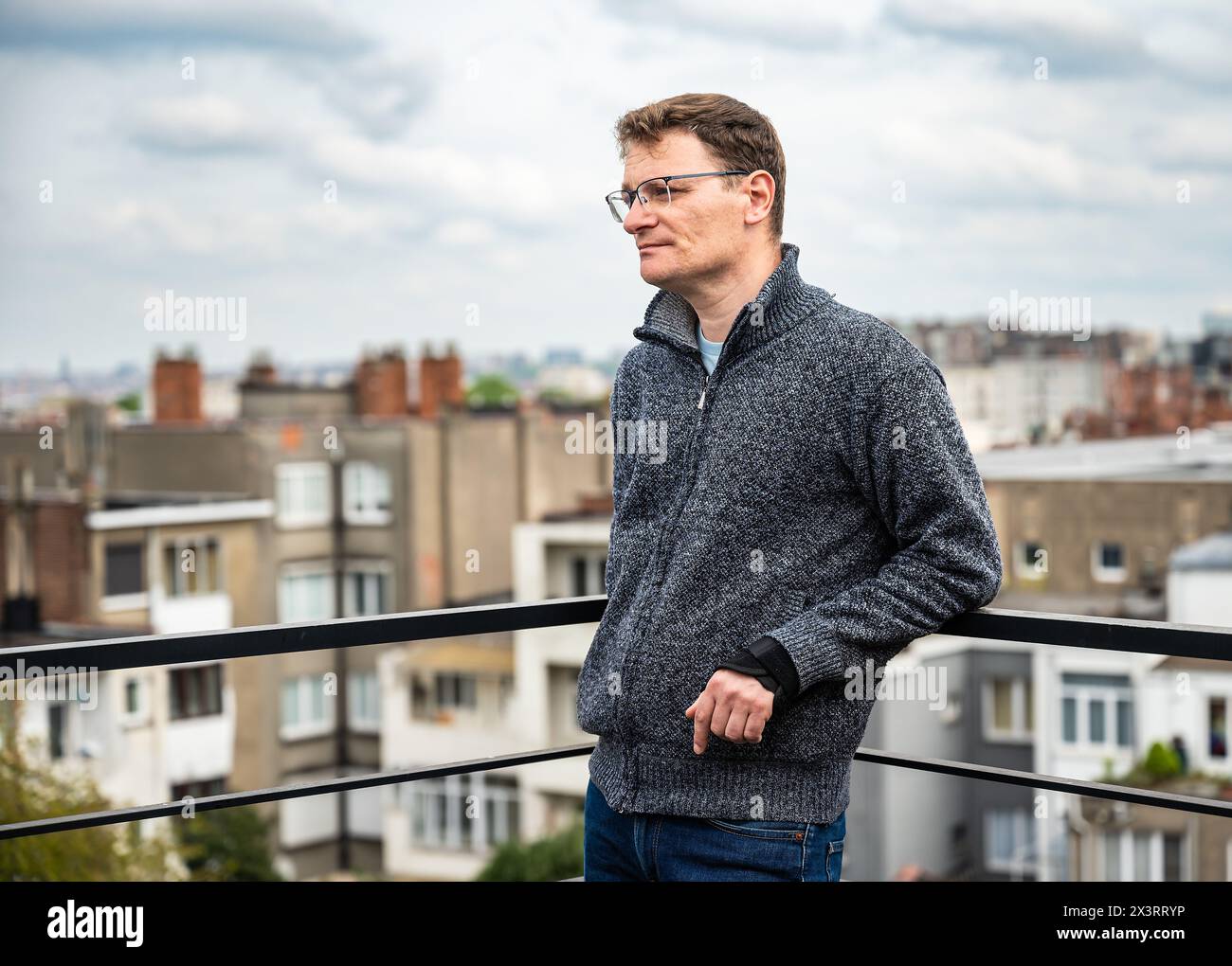 Ritratto di un uomo d'affari di 45 anni all'aperto, Bruxelles, Belgio. Modello rilasciato. Foto Stock