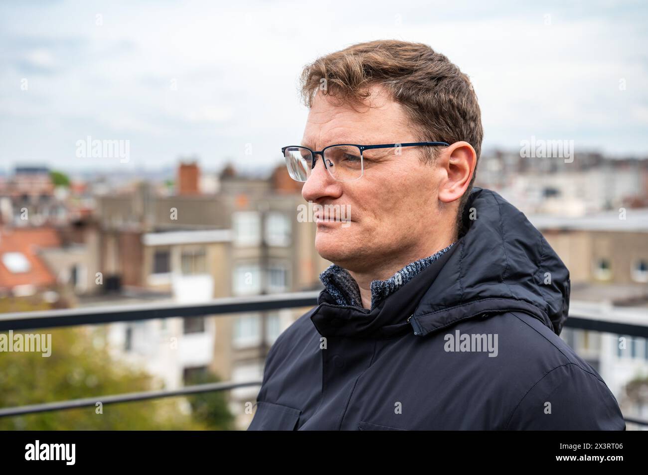 Ritratto di un uomo d'affari di 45 anni all'aperto che sembra serio, Bruxelles, Belgio. Modello rilasciato. Foto Stock