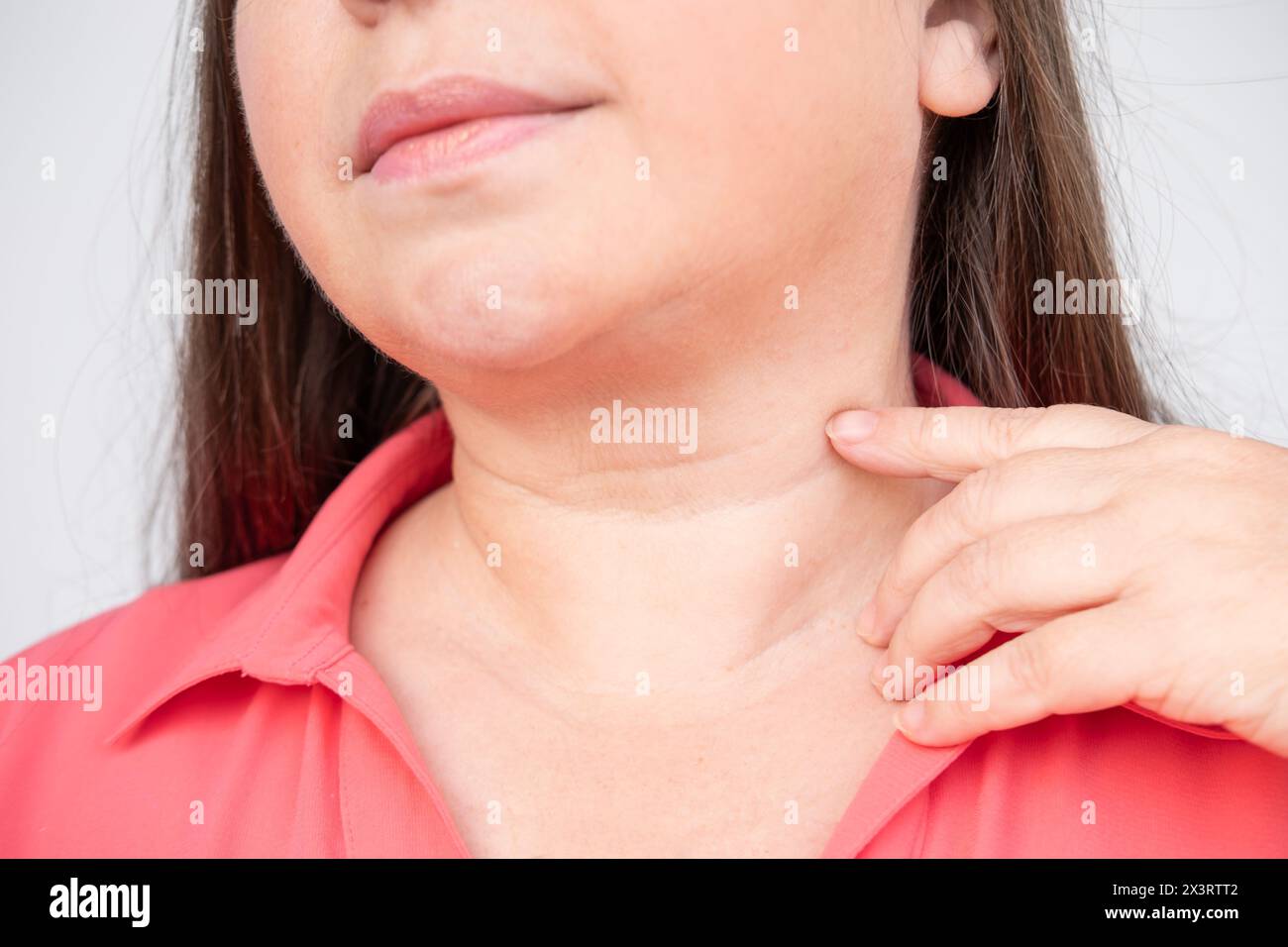 Primo piano del collo di una donna matura, evidenziando le linee di età e l'invecchiamento della pelle, riflettendo gli argomenti dell'invecchiamento, procedure di cura personale, positività per la pelle e il corpo, agina Foto Stock