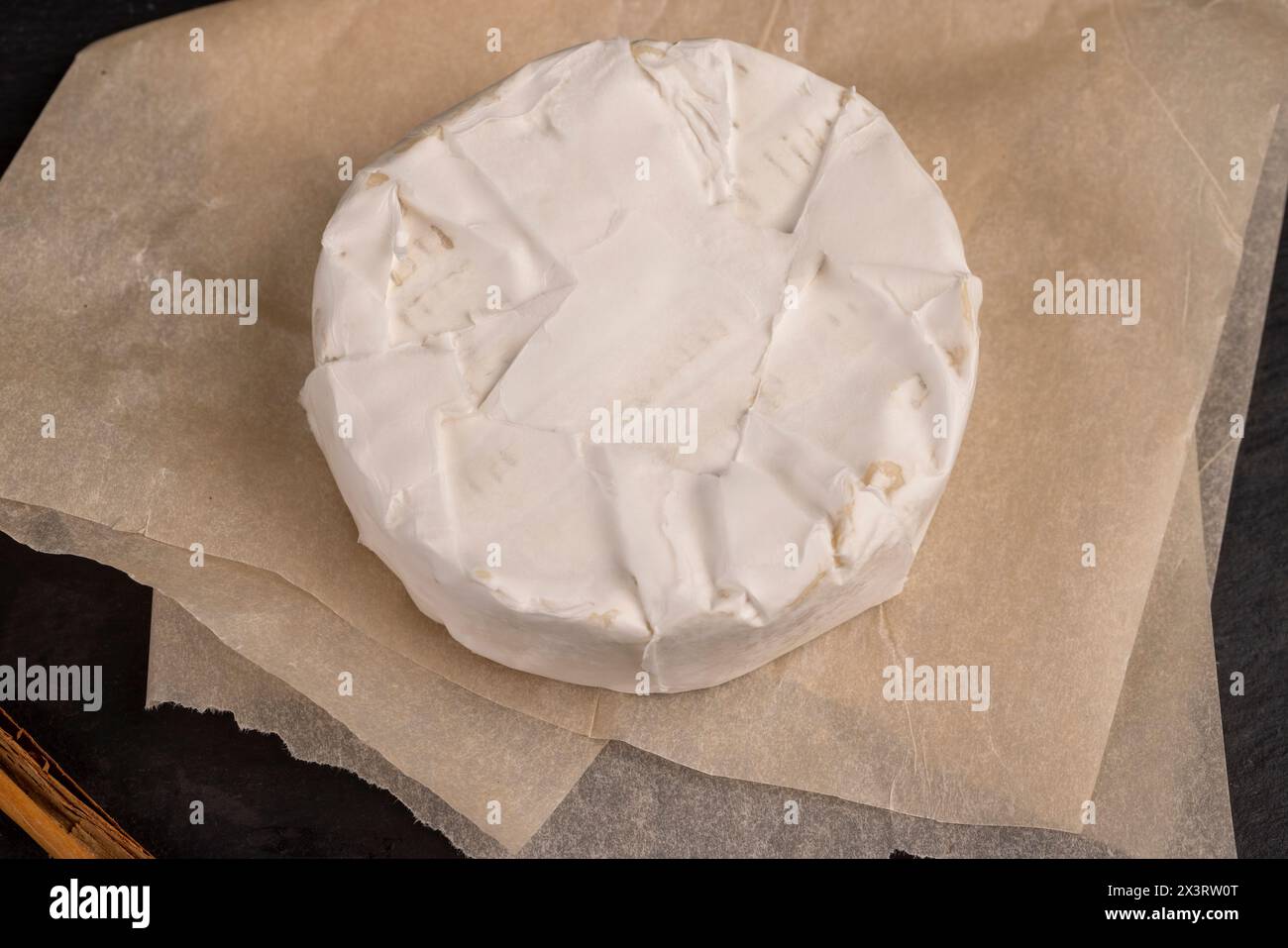 formaggio rotondo bianco con muffa sul tavolo, formaggio fresco morbido con muffa bianca nobile che si può mangiare Foto Stock
