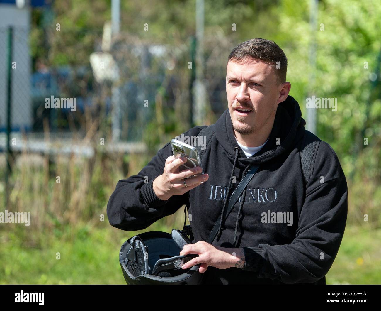 Berlino, Germania. 28 aprile 2024. Calcio: Kreisliga Berlin, FSV Spandauer Kickers III - BSV AL-Dersimspor, campo artificiale 2 Brunsbütteler Damm, ex giocatore nazionale Max Kruse di al-Dersimspor viene al gioco e parla al telefono. Credito: Soeren Stache/dpa/Alamy Live News Foto Stock