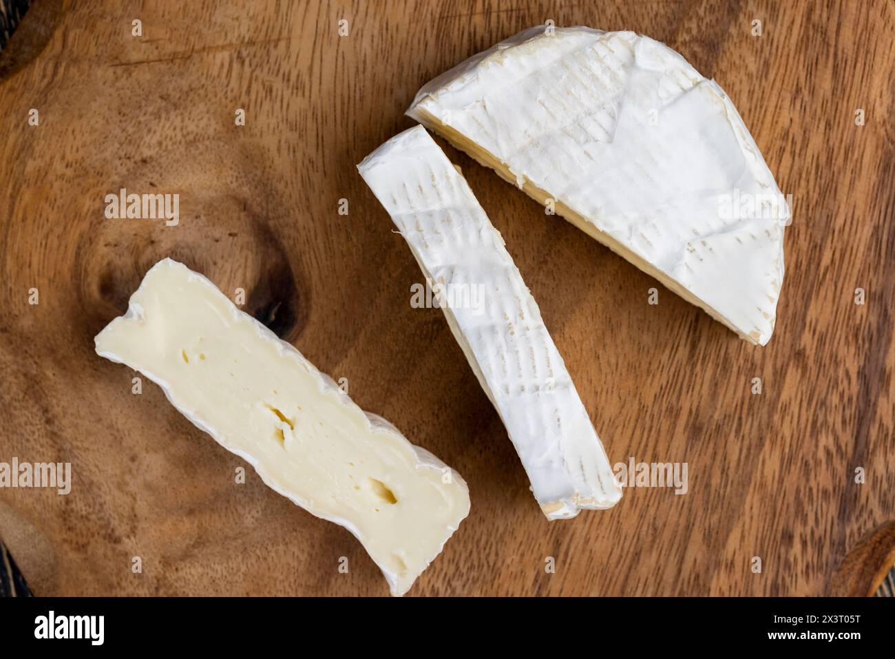 formaggio morbido lavorato con muffa bianca sul tavolo, formaggio bianco a fette con primo piano di muffa Foto Stock