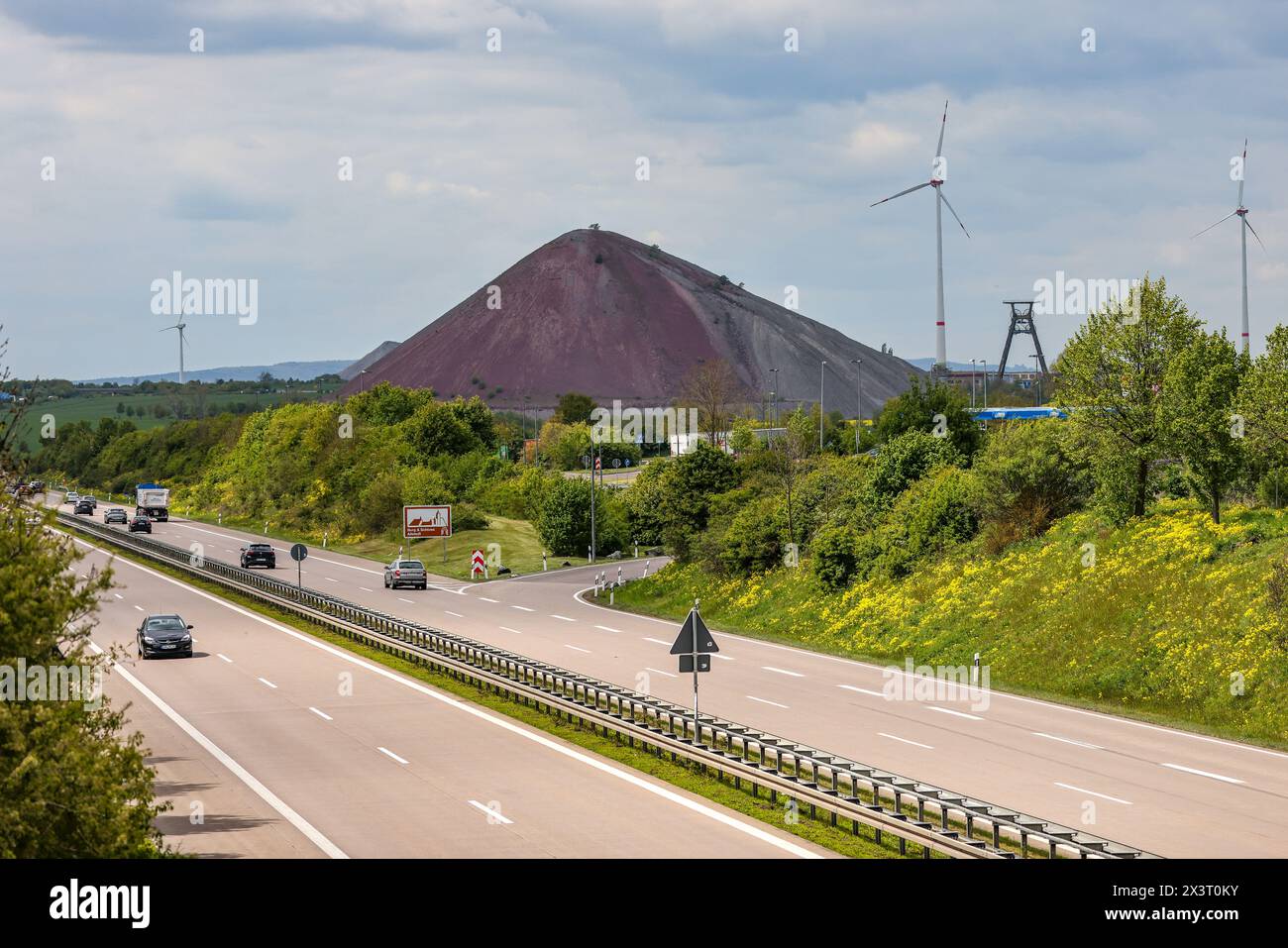 Wolferstedt, Germania. 26 aprile 2024. L'Autobahn 38 si snoda attraverso il paesaggio del distretto di Mansfeld-Südharz tra le macchie di scorie dell'ex miniera di rame. Tra il 2020 e il 2040, si prevede che la popolazione di Mansfeld-Südharz diminuirà del 21,1%. Previsioni analoghe sono formulate per gli altri stati della Germania orientale. Allo stesso tempo, la percentuale di anziani è in aumento. I distretti stanno facendo del loro meglio per combattere questa situazione. Crediti: Jan Woitas/dpa/Alamy Live News Foto Stock