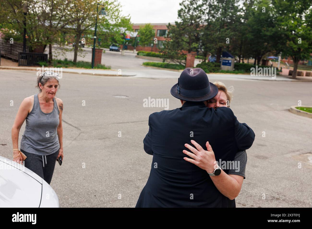 BLOOMINGTON, INDIANA - APRILE 27: La professoressa dell'Indiana University Sarah Phillips abbraccia suo marito dopo il rilascio di bering dalla prigione dopo il suo arresto il terzo giorno di un campo di protesta pro-palestinese a Dunn Meadow all'Indiana University il 27 aprile 2024 a Bloomington, Indiana. I manifestanti si rifiutarono di abbattere le tende, così la squadra di swat della polizia di Stato dell'Indiana li costrinse a lasciare il campo e ne arrestò 23. Phillips è stato bandito dal campus per un anno. Foto Stock