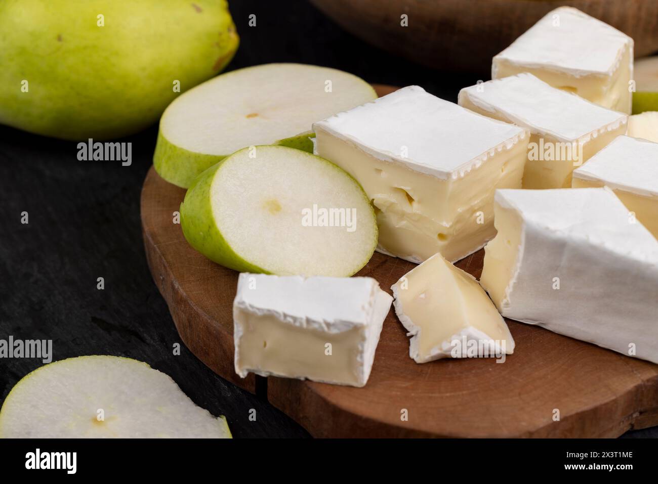 formaggio cremoso morbido con muffa bianca e formaggio fuso ammuffito Foto Stock