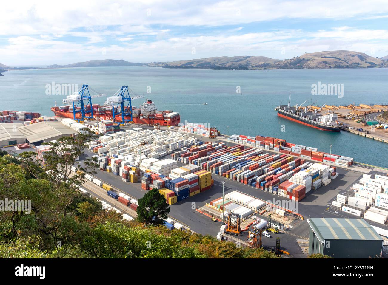 Vista del porto container da Centenary Lookout, Port Chalmers, Dunedin (Ōtepoti), Otago, nuova Zelanda Foto Stock