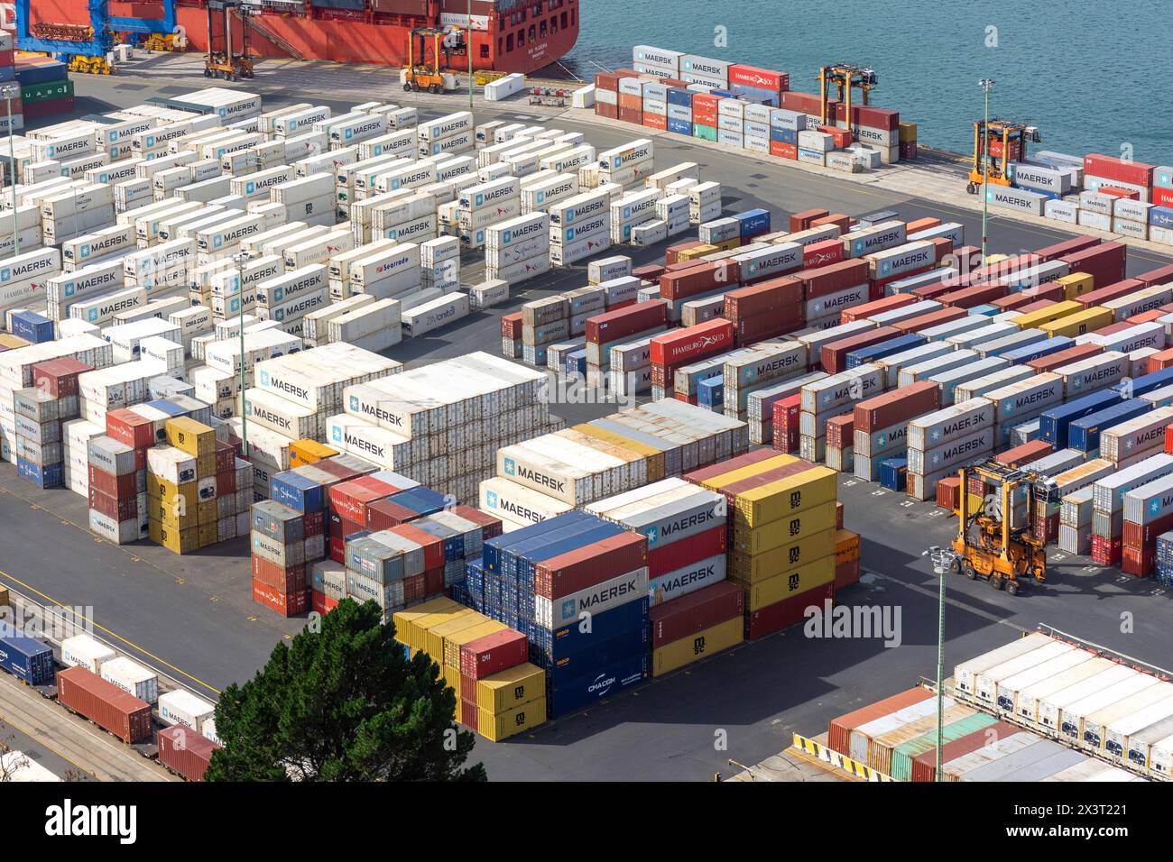 Container impilati in container Port, Port Chalmers, Dunedin (Ōtepoti), Otago, nuova Zelanda Foto Stock