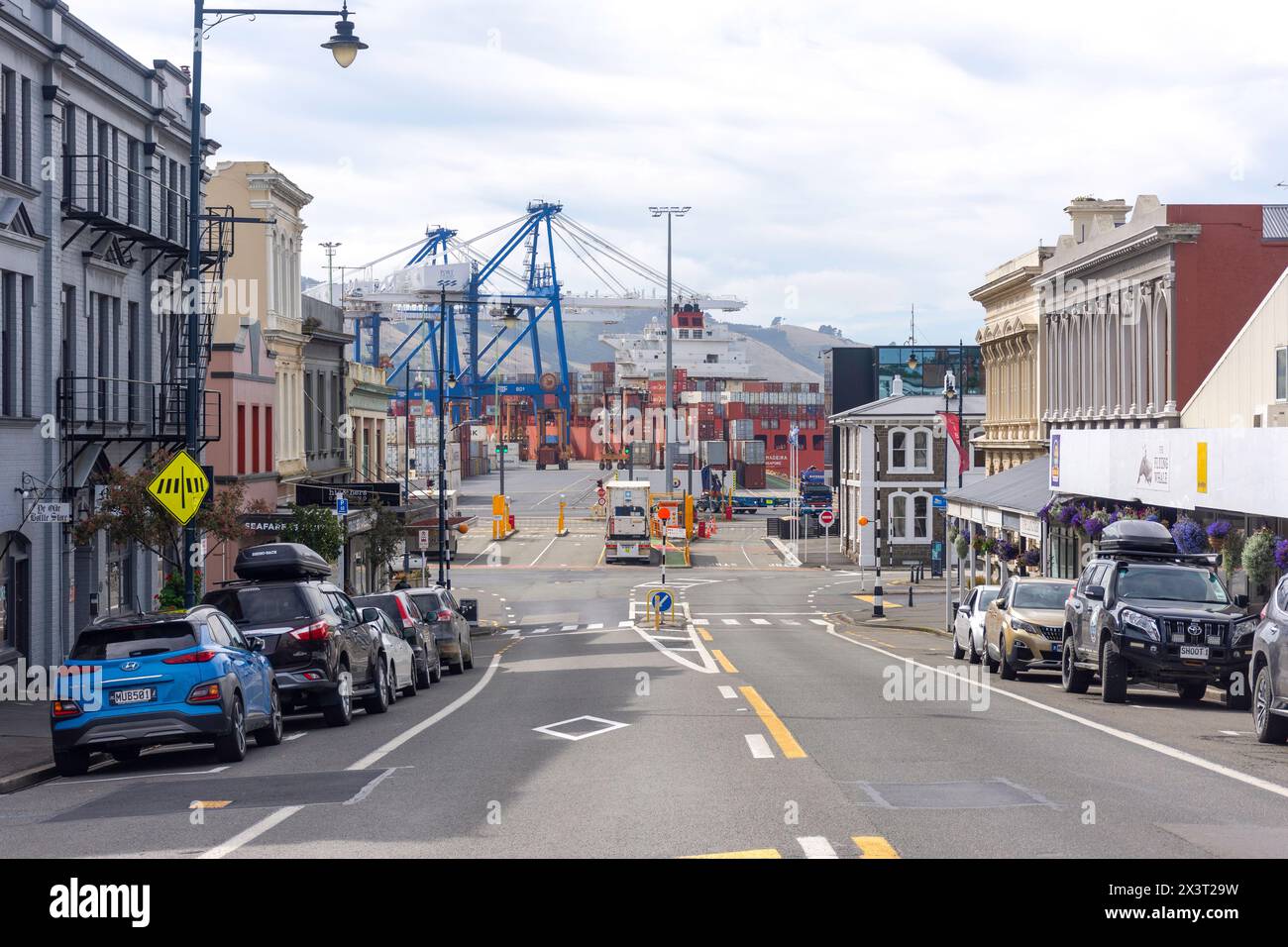 Vista del porto container da George Street, Port Chalmers, Dunedin, Otago, nuova Zelanda Foto Stock