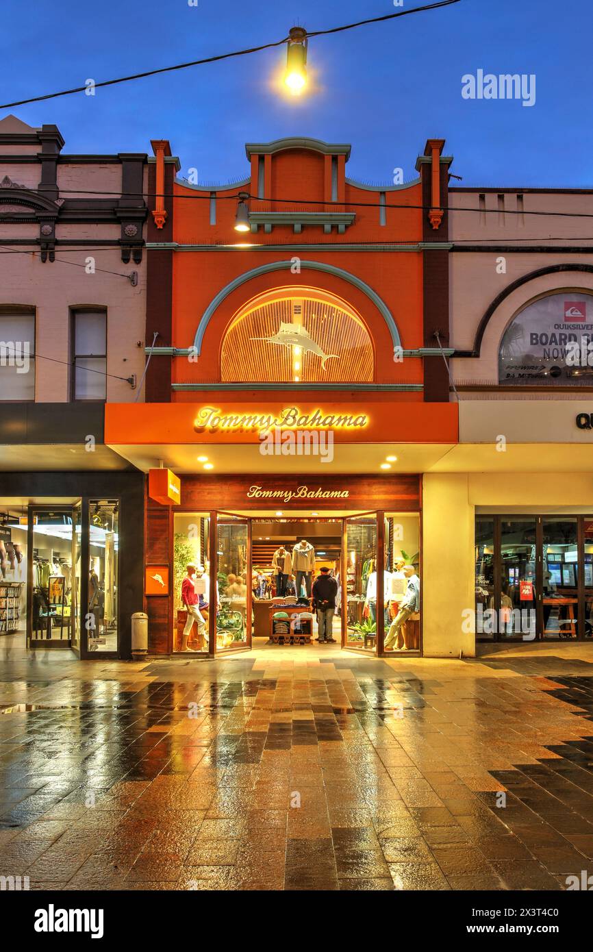 Scena notturna lungo corso - strada pedonale che collega il Manly Wharf con l'area della spiaggia sul lato dell'oceano a Manly, un sobborgo di Sydney, Australia, fea Foto Stock