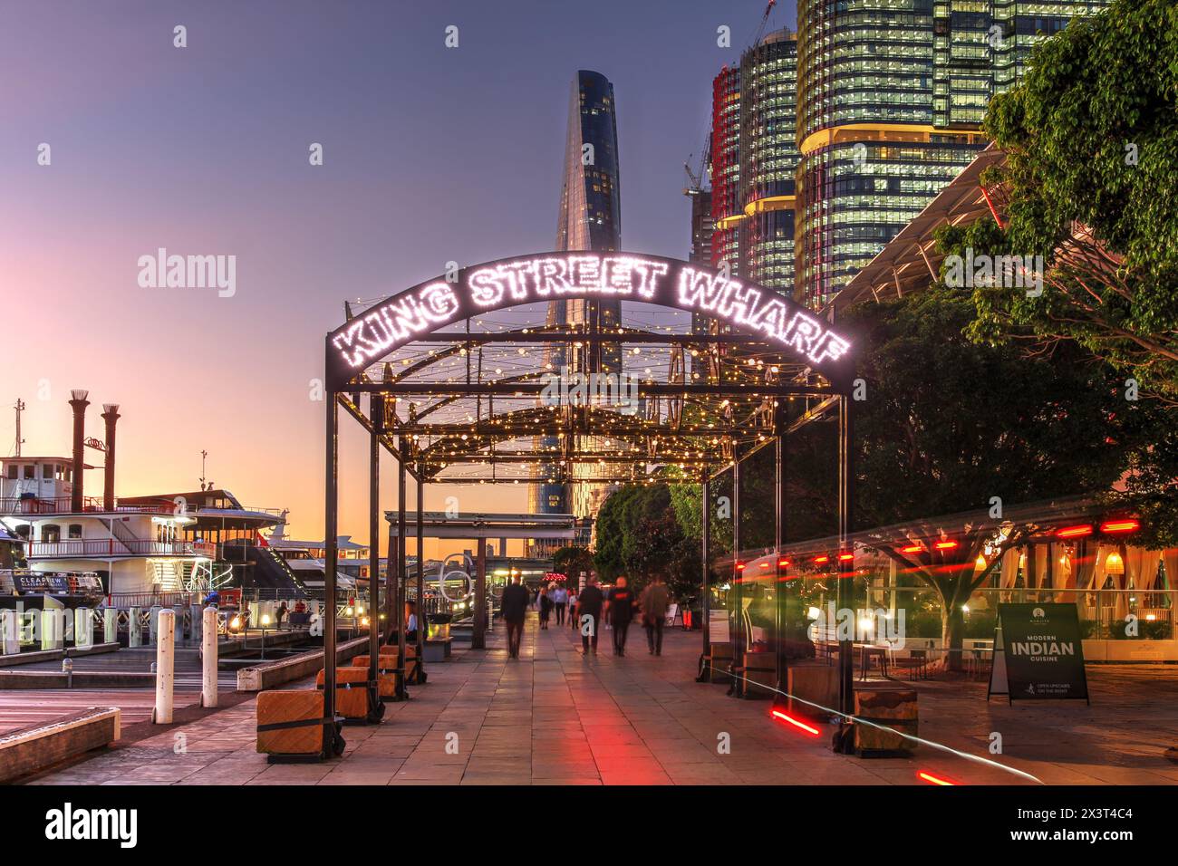 Quartiere di Barangaroo di Sydney, Australia, lungo il King Street Wharf con grattacielo Crown Sydney (un Barangaroo) recentemente completato. Foto Stock