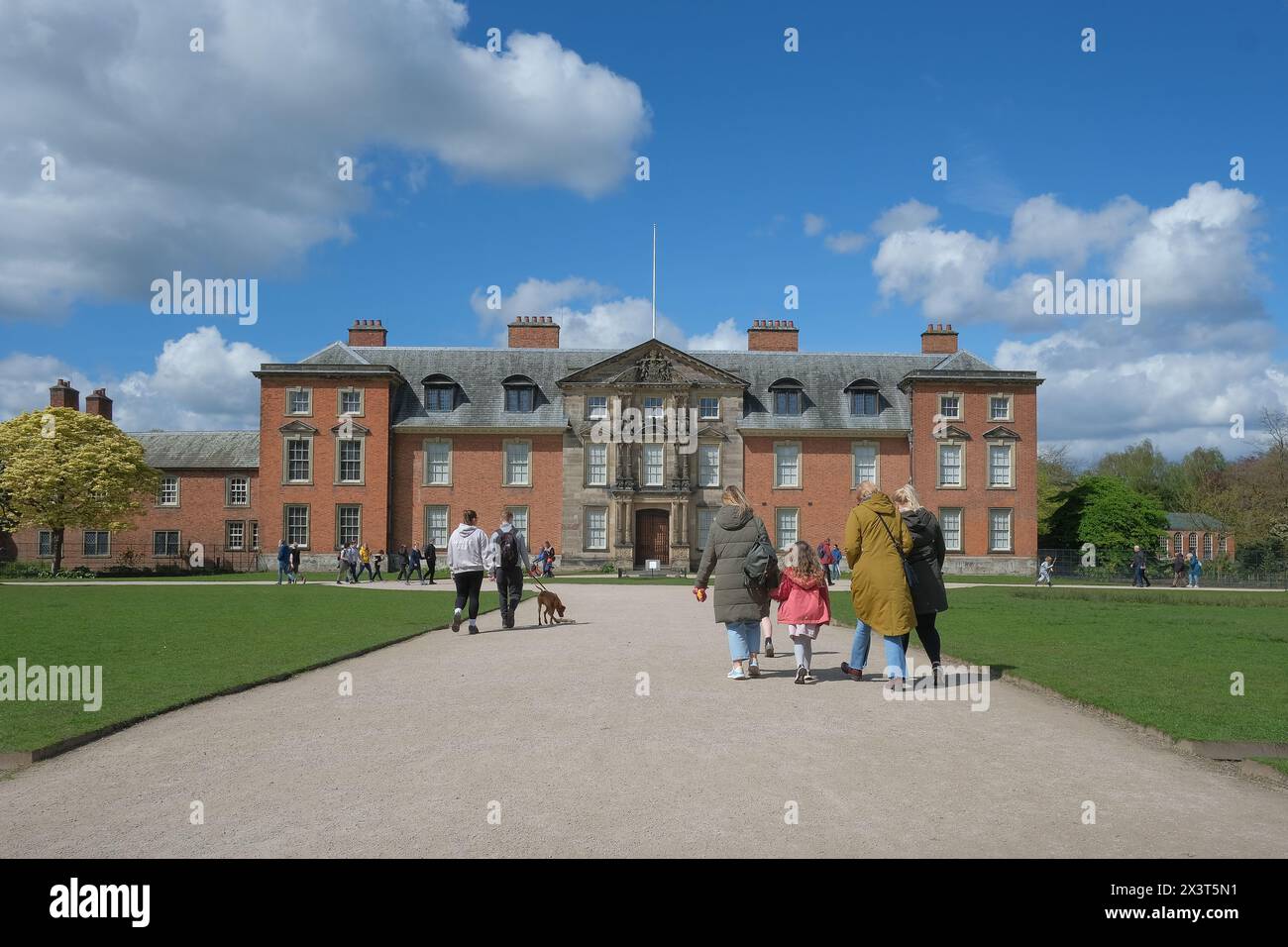 Visitatori al Dunham Massey Hall and Gardens, Cheshire Foto Stock