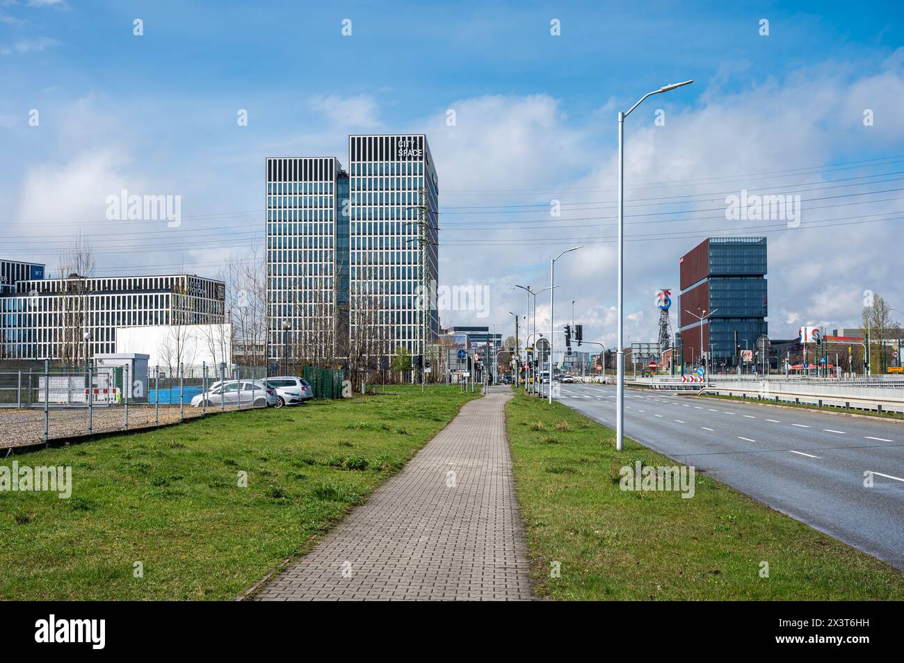 Katowice, Slesia, Polonia, 24 marzo 2024 - il viale Chorzowska, un'autostrada a più corsie che collega i quartieri degli affari Foto Stock