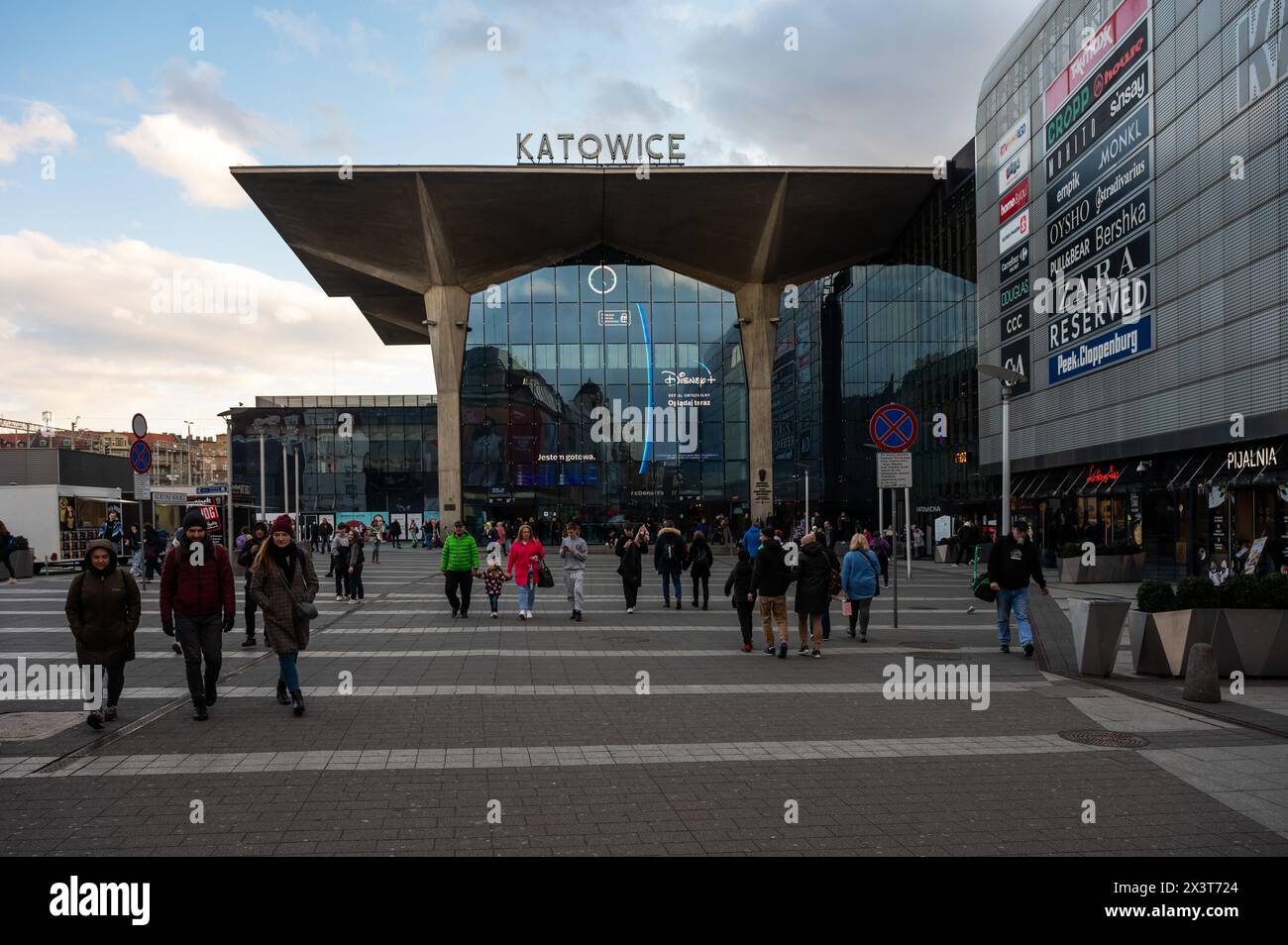 Katowice, Slesia, Polonia, 24 marzo 2024 - il centro commerciale Katowice Gallery e la stazione ferroviaria Foto Stock