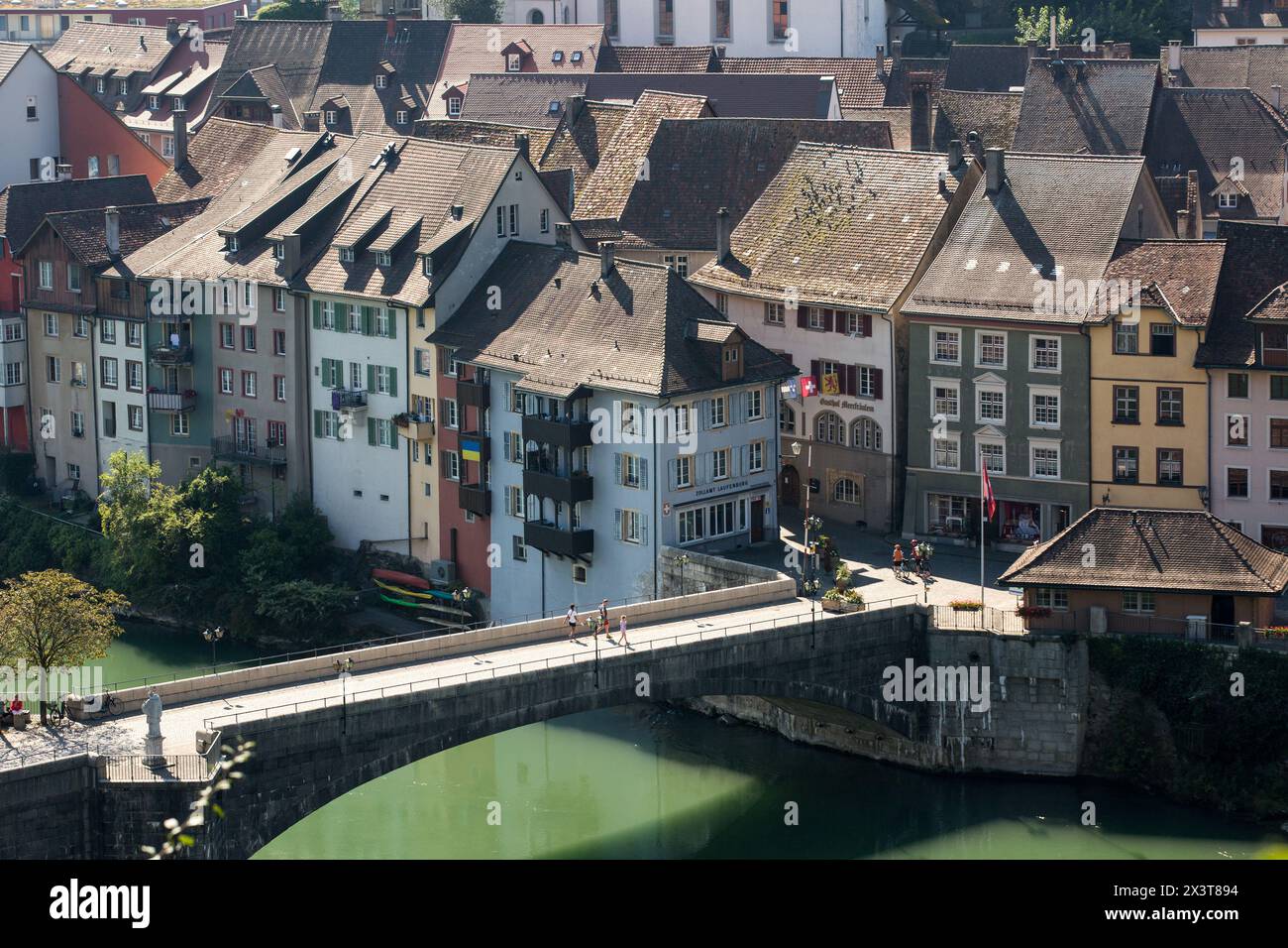 Laufenburg, Svizzera. 11 settembre 2023. Vista di un ponte che collega le città svizzere e tedesche e delle case colorate della città vecchia di Laufenburg in Svizzera. Laufenburg è una città svizzera situata nel cantone di Argovia. La città è separata da una città tedesca con lo stesso nome dal fiume Reno. Due ponti collegano ora entrambe le città. (Foto di Karol Serewis/SOPA Images/Sipa USA) credito: SIPA USA/Alamy Live News Foto Stock