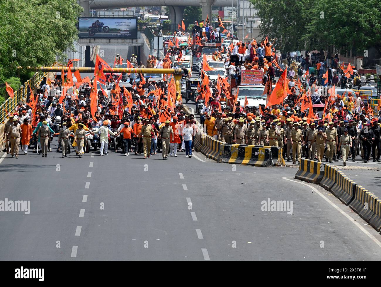 Noida, India. 28 aprile 2024. NOIDA, INDIA - APRILE 28: Gli operai Vishwa Hindu Parishad e Bajrang dal organizzarono una processione dal settore della colonia di Kashiram 45 in occasione di Hanuman Janmotsav, il 28 aprile 2024 a Noida, India. (Foto di Sunil Ghosh/Hindustan Times/Sipa USA ) credito: SIPA USA/Alamy Live News Foto Stock