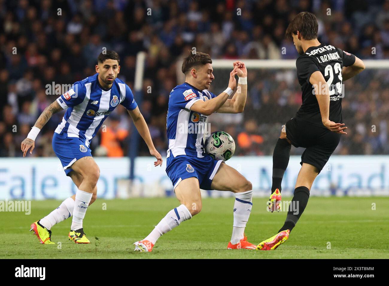 Porto, 04/28/2024 - il Futebol Clube do Porto ha ospitato questa sera lo Sporting Clube de Portugal al Estádio do Dragão in una partita che conta per il 31° turno della i League 2023/24. Francisco Conceição (Ivan del Val/Global Imagens) Foto Stock