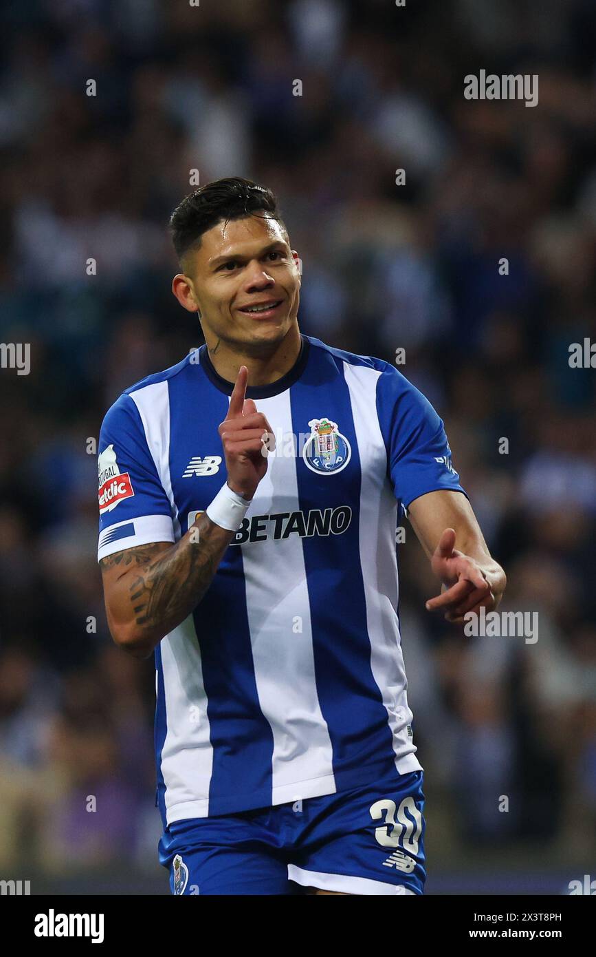 Porto, 04/28/2024 - il Futebol Clube do Porto ha ospitato questa sera lo Sporting Clube de Portugal al Estádio do Dragão in una partita che conta per il 31° turno della i League 2023/24. Partvan Den del Val/Global Imagens di Evanilson) Foto Stock