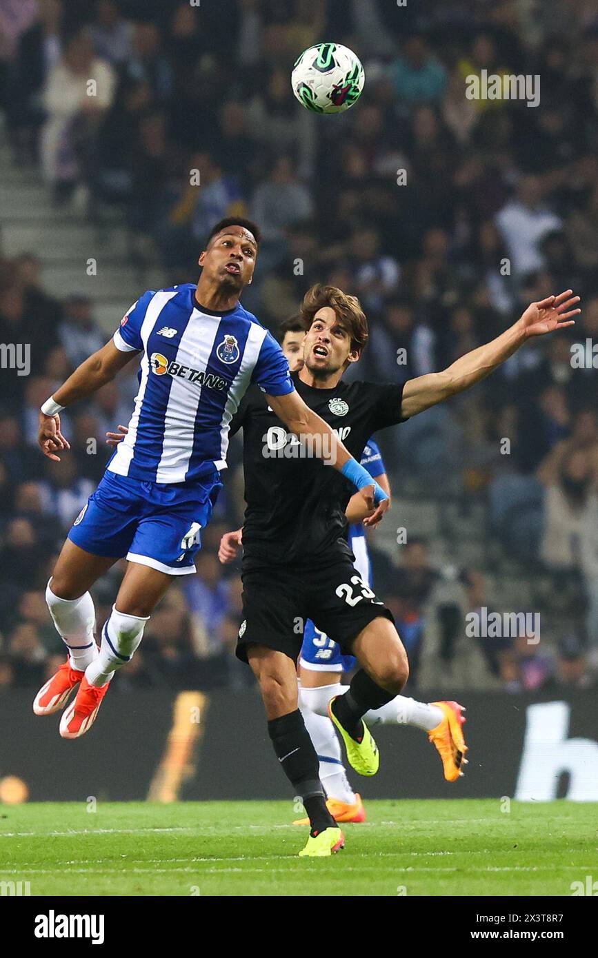 Porto, 04/28/2024 - il Futebol Clube do Porto ha ospitato questa sera lo Sporting Clube de Portugal al Estádio do Dragão in una partita che conta per il 31° turno della i League 2023/24. Wendell e Daniel Braganza (Ivan del Val/Global Imagens) Foto Stock