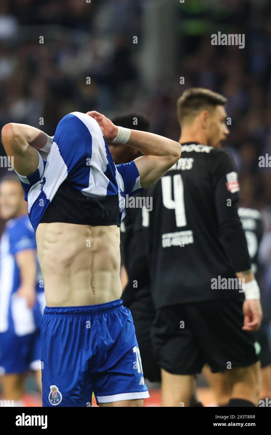 Porto, 04/28/2024 - il Futebol Clube do Porto ha ospitato questa sera lo Sporting Clube de Portugal al Estádio do Dragão in una partita che conta per il 31° turno della i League 2023/24. Francisco Conceição (Ivan del Val/Global Imagens) Foto Stock