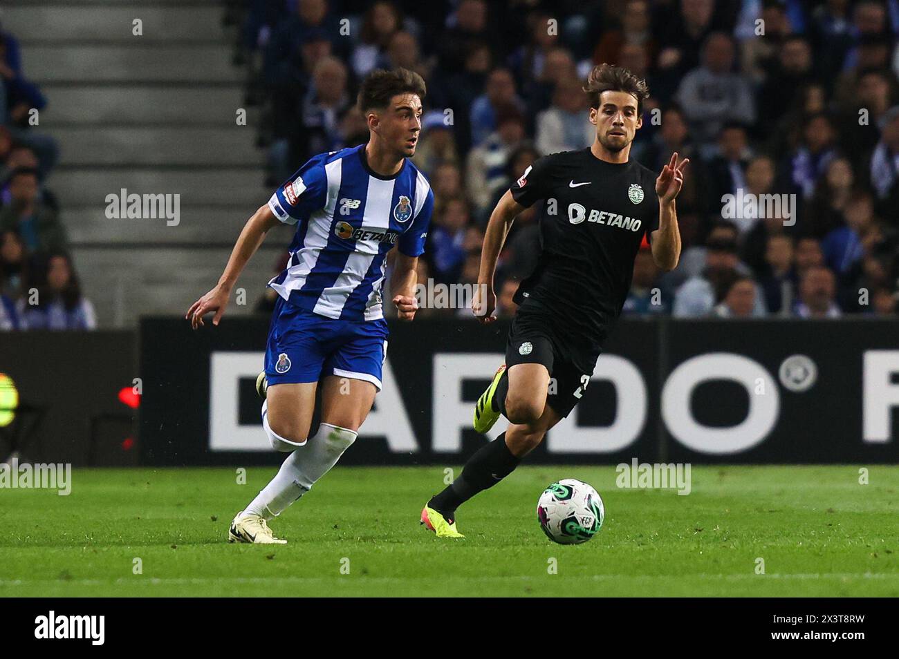 Porto, 04/28/2024 - il Futebol Clube do Porto ha ospitato questa sera lo Sporting Clube de Portugal al Estádio do Dragão in una partita che conta per il 31° turno della i League 2023/24. Martim e Daniel Braganza (Ivan del Val/Global Imagens) Foto Stock