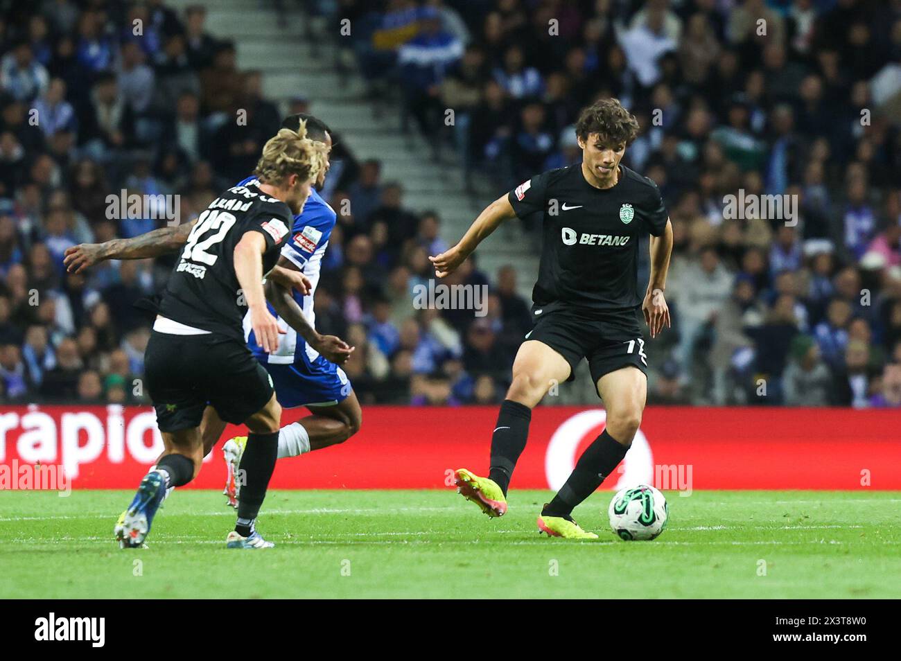 Porto, 04/28/2024 - il Futebol Clube do Porto ha ospitato questa sera lo Sporting Clube de Portugal al Estádio do Dragão in una partita che conta per il 31° turno della i League 2023/24. Quaresma (Ivan del Val/Global Imagens) Foto Stock