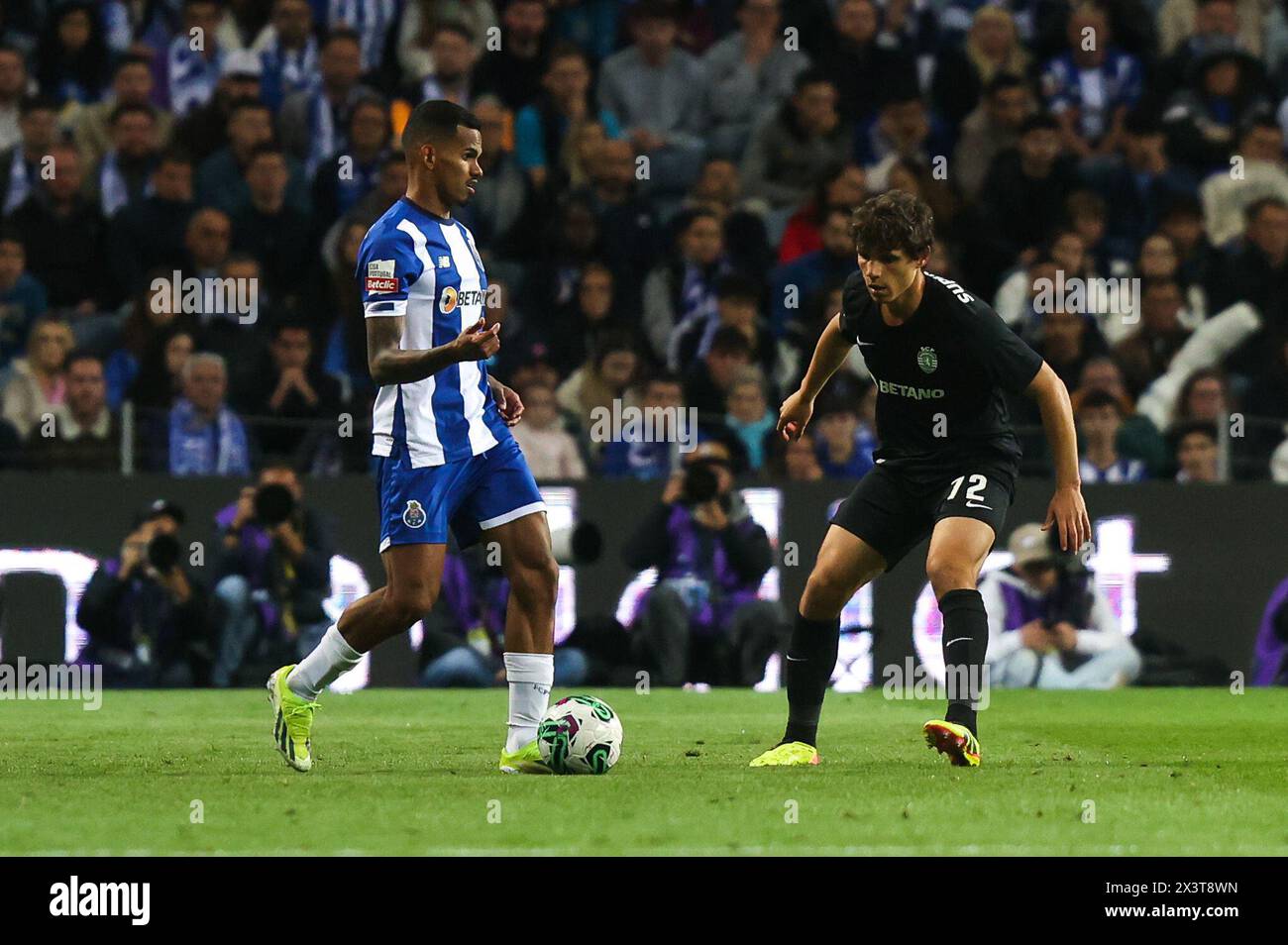 Porto, 04/28/2024 - il Futebol Clube do Porto ha ospitato questa sera lo Sporting Clube de Portugal al Estádio do Dragão in una partita che conta per il 31° turno della i League 2023/24. Galen e Quaresma (Ivan del Val/Global Imagens) Foto Stock