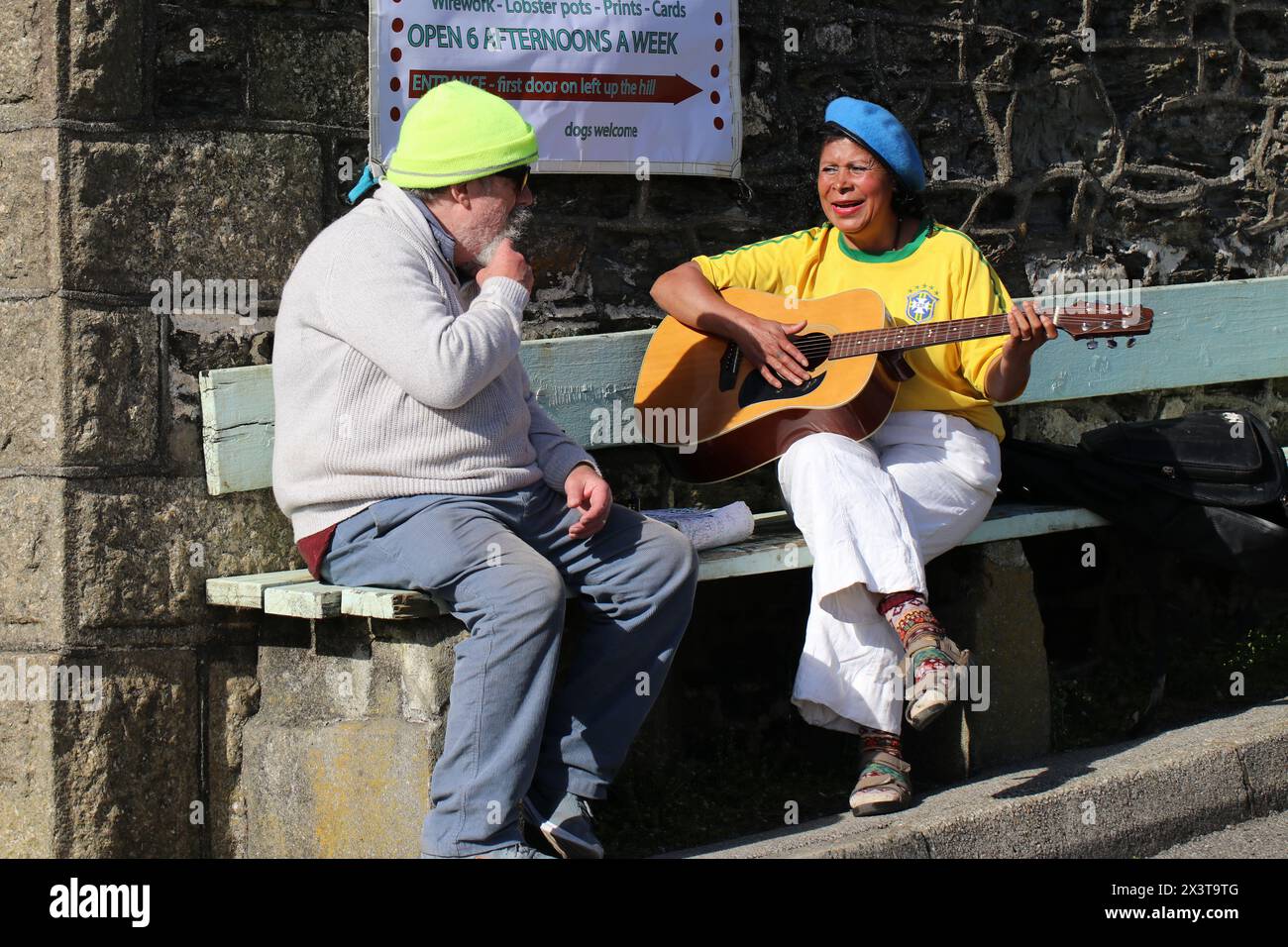 Musicisti di strada aggiungono un tocco di atmosfera al Porthleven Food Festival 2024 Foto Stock
