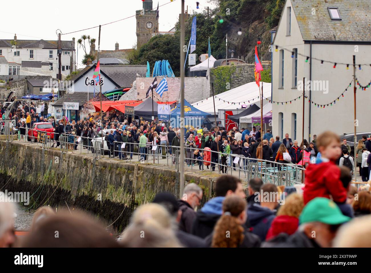 Grandi folle si riuniscono per gustare il cibo e i festeggiamenti al Porthleven Food Festival 2024 Foto Stock
