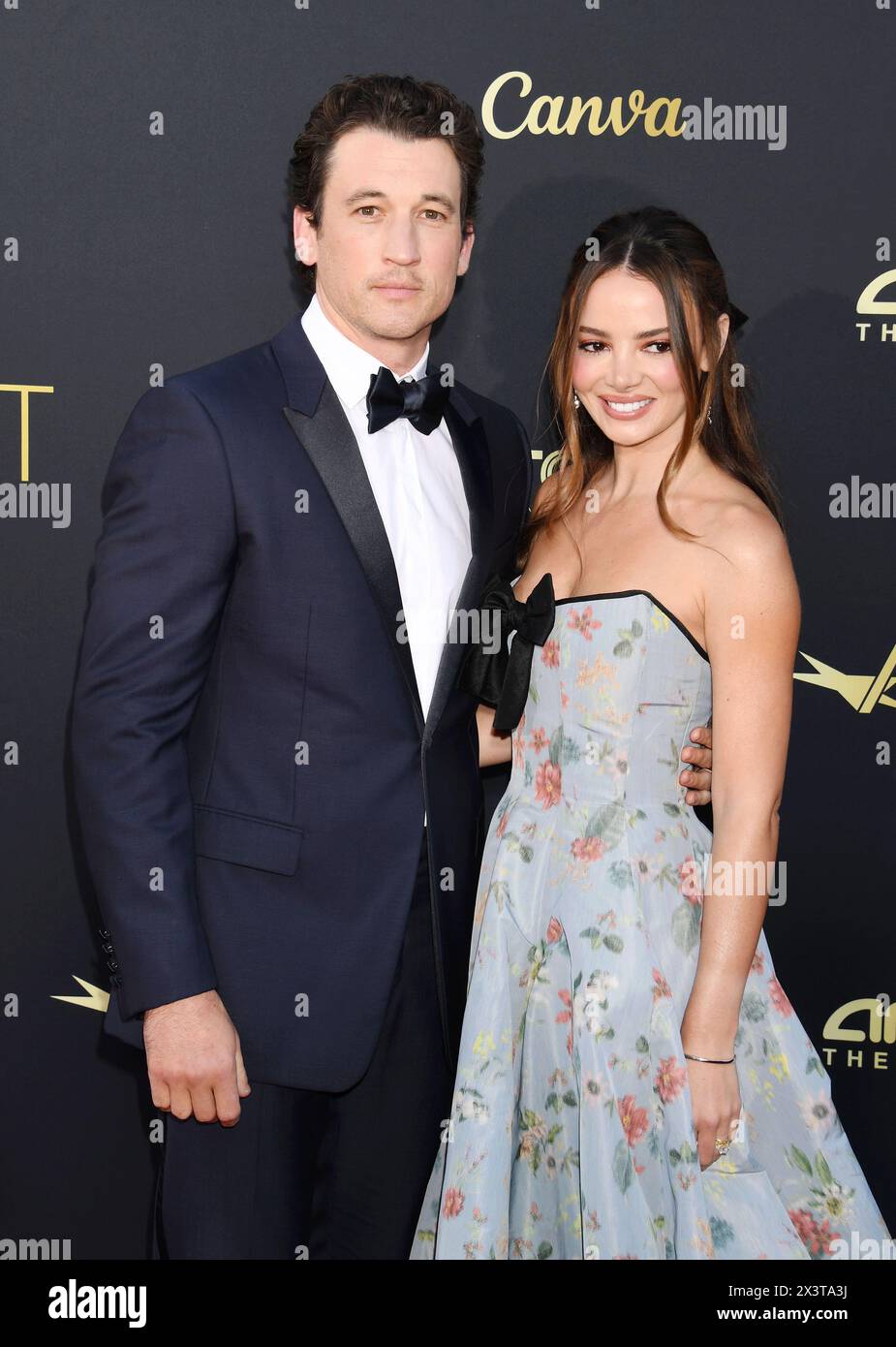 HOLLYWOOD, CALIFORNIA - APRILE 27: (L-R) Miles Teller e Keleigh Sperry Teller partecipano al 49° evento di tributi di gala dell'AFI Lifetime Achievement Award Foto Stock