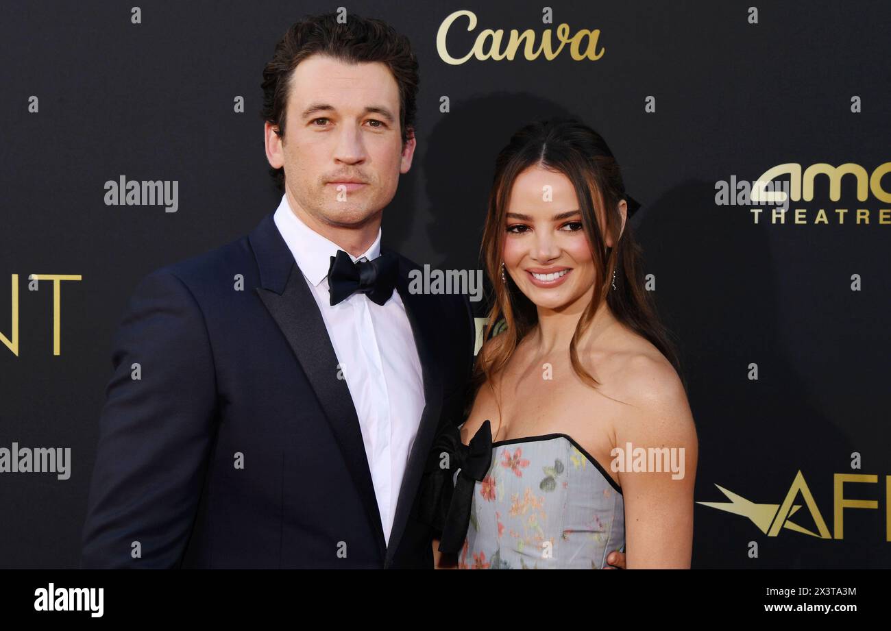 HOLLYWOOD, CALIFORNIA - APRILE 27: (L-R) Miles Teller e Keleigh Sperry Teller partecipano al 49° evento di tributi di gala dell'AFI Lifetime Achievement Award Foto Stock