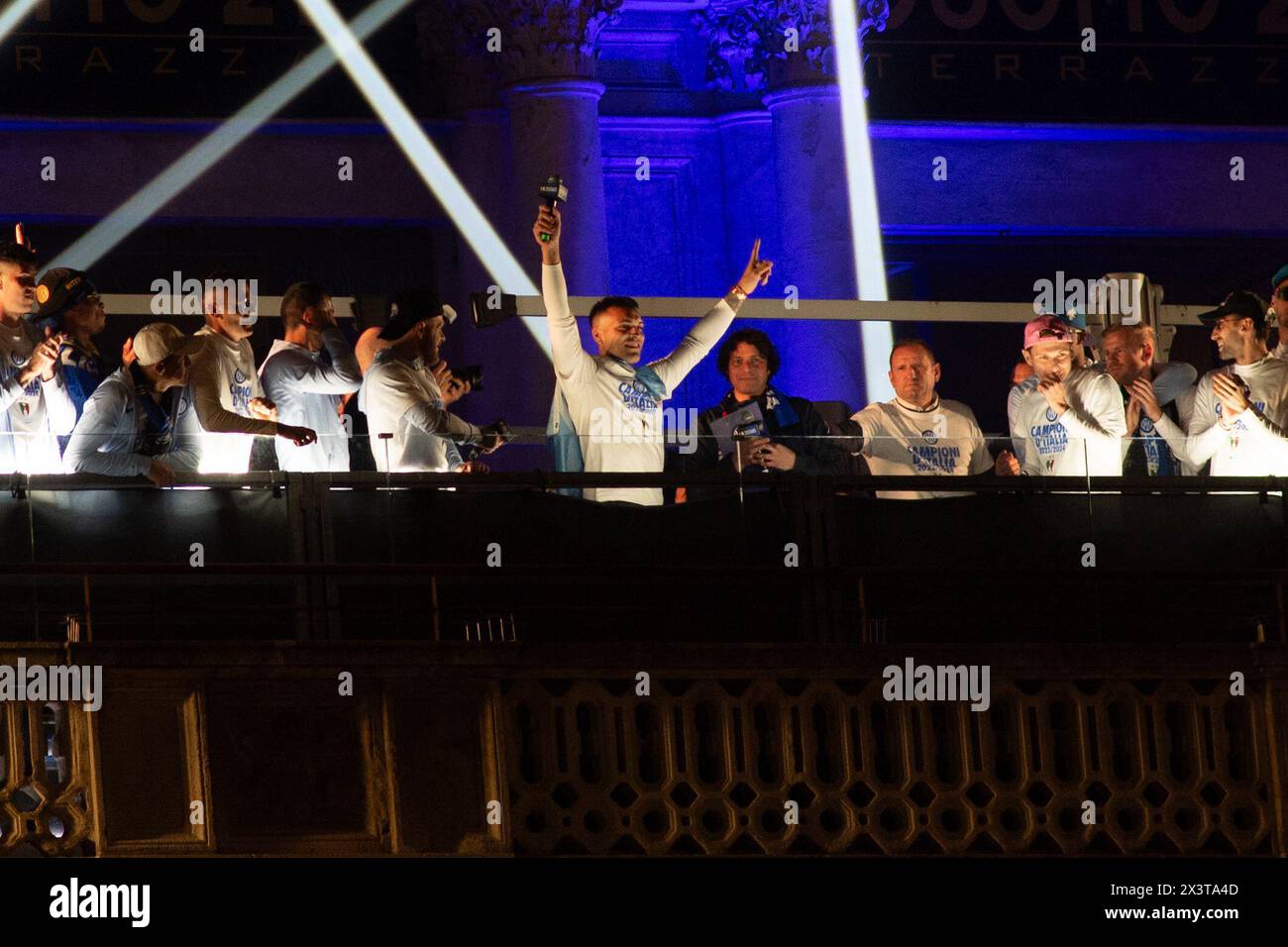 Milano, Italia. 28 aprile 2024. Inter Festa scudetto, la squadra si affaccia dal balcone della Terrazza Duomo 21 in piazza Duomo a Milano, Italia - sport calcio domenica, 28 aprile 2024. (Foto di Claudio Furlan/Lapresse)Inter Milan Scudetto party, la squadra si affaccia dal balcone della Terrazza Duomo 21, giocatori della squadra di calcio dell'Inter Milan che festeggiano il loro 20° titolo di serie A, di fronte al Duomo gotico milanese, a Milano, Italia, domenica 28 aprile, 2024. (foto di Claudio Furlan/Lapresse) credito: LaPresse/Alamy Live News Foto Stock