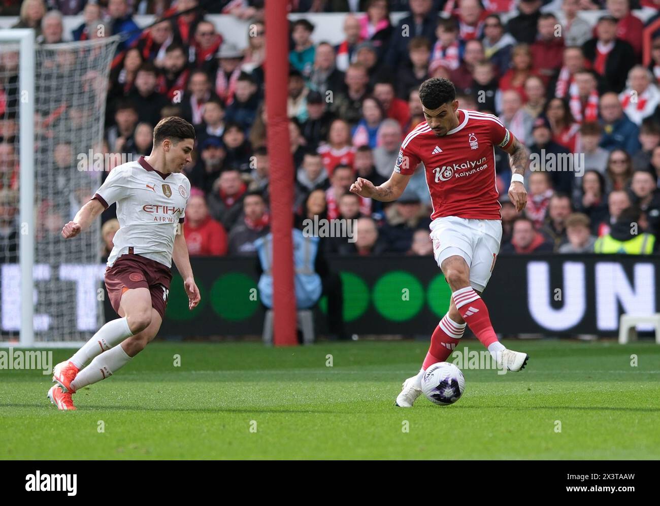 28 aprile 2024; The City Ground, Nottingham, Inghilterra; Premier League Football, Nottingham Forest contro Manchester City; Morgan Gibbs-White della Nottingham Forest sotto la pressione di Julian Alvarez di Manchester City Foto Stock