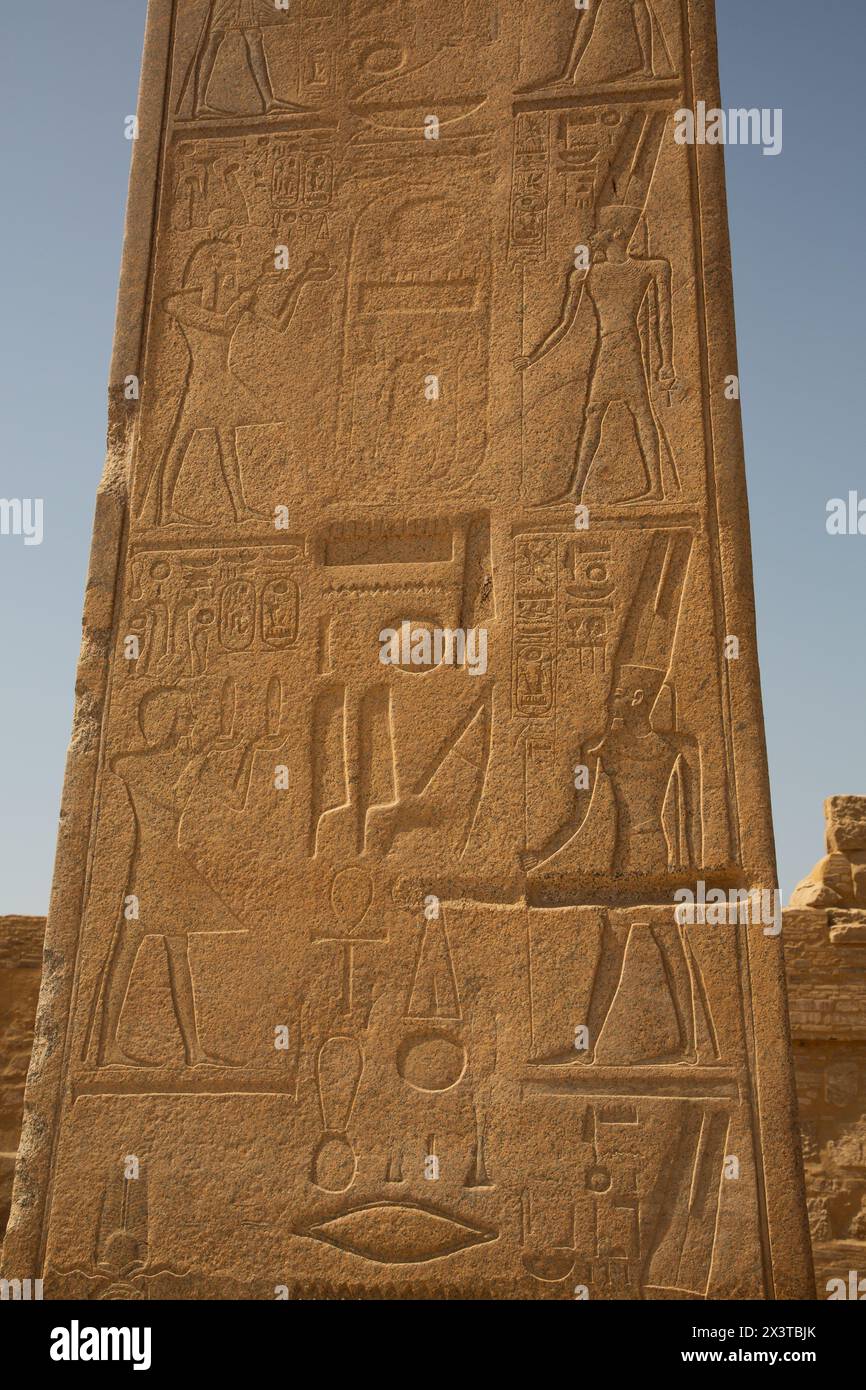 Immagini di Amon (a destra), Obelisco della regina Hatshepsut, complesso del tempio di Karnak, sito patrimonio dell'umanità dell'UNESCO, Luxor, Egitto Foto Stock