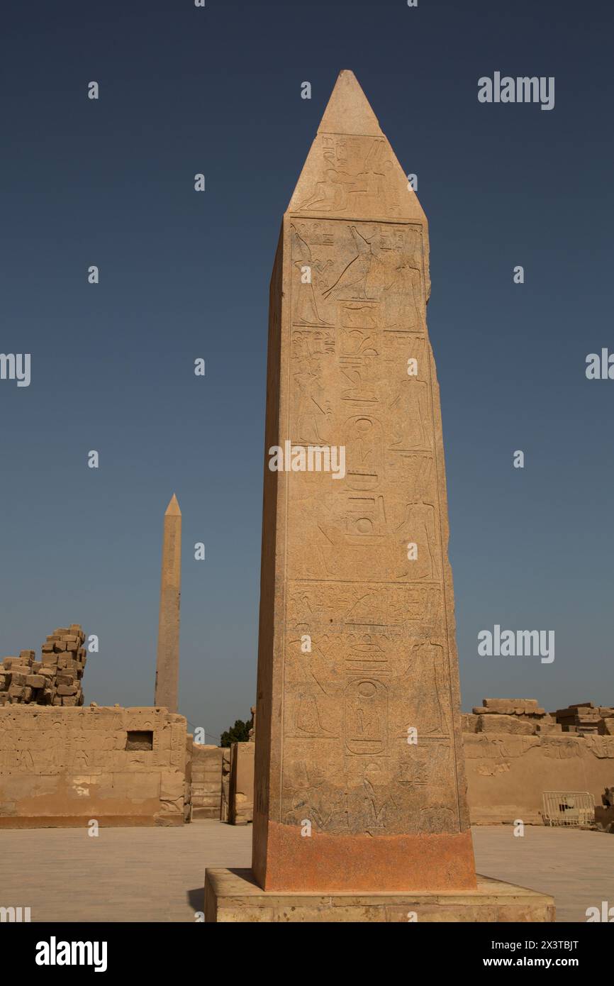 Obelisco della Regina Hatshepsut (primo piano), Obelisco di Thutmose i (sfondo), complesso del Tempio di Karnak, sito Patrimonio dell'Umanità dell'UNESCO, Luxor, Egitto Foto Stock