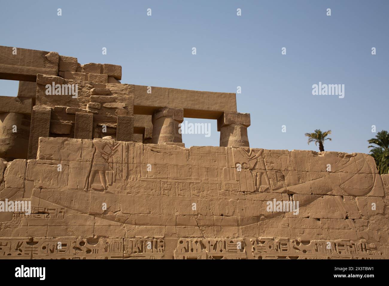 Base Relief of Boat, complesso del tempio di Karnak, sito patrimonio dell'umanità dell'UNESCO, Luxor, Egitto Foto Stock