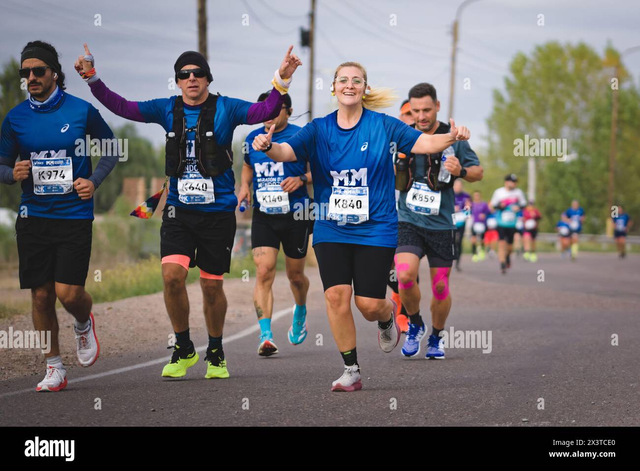 2024-04-28, Mendoza, Argentina - le persone che corrono la Maratona Internazionale di Mendoza, sorridendo alla telecamera. Foto Stock