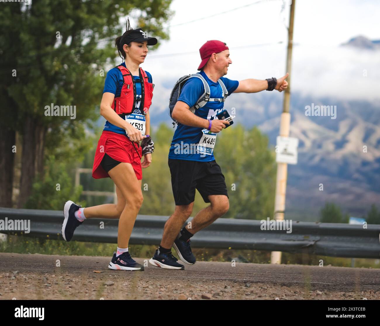 2024-04-28, Mendoza, Argentina - coppia che corre la Maratona Internazionale di Mendoza. Foto Stock