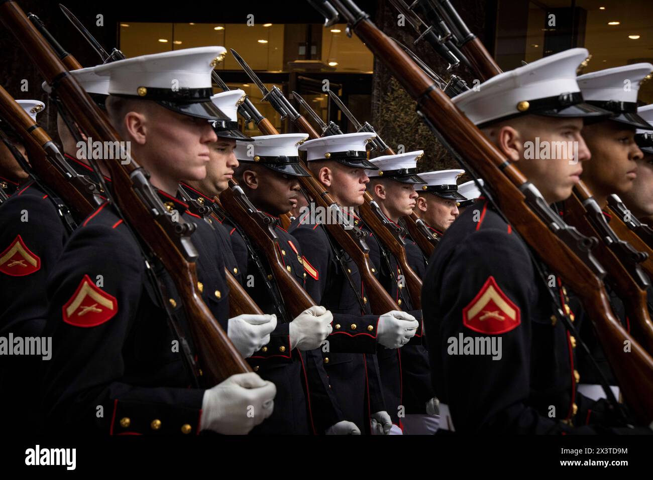 I Marines con il Silent Drill Platoon, Marine Barracks Washington, marciano durante una parata per il Tattoo militare norvegese allo Spektrum di Oslo, Norvegia, 26 aprile 2024. Il tatuaggio militare norvegese è organizzato dalle forze armate norvegesi per promuovere la musica militare, la formazione di esercitazioni e per mostrare la musica delle forze armate come istituzione culturale vivente nonché un importante portatore di tradizione. (Foto del corpo dei Marines degli Stati Uniti di Lance Cpl. Chloe N. McAfee) Foto Stock