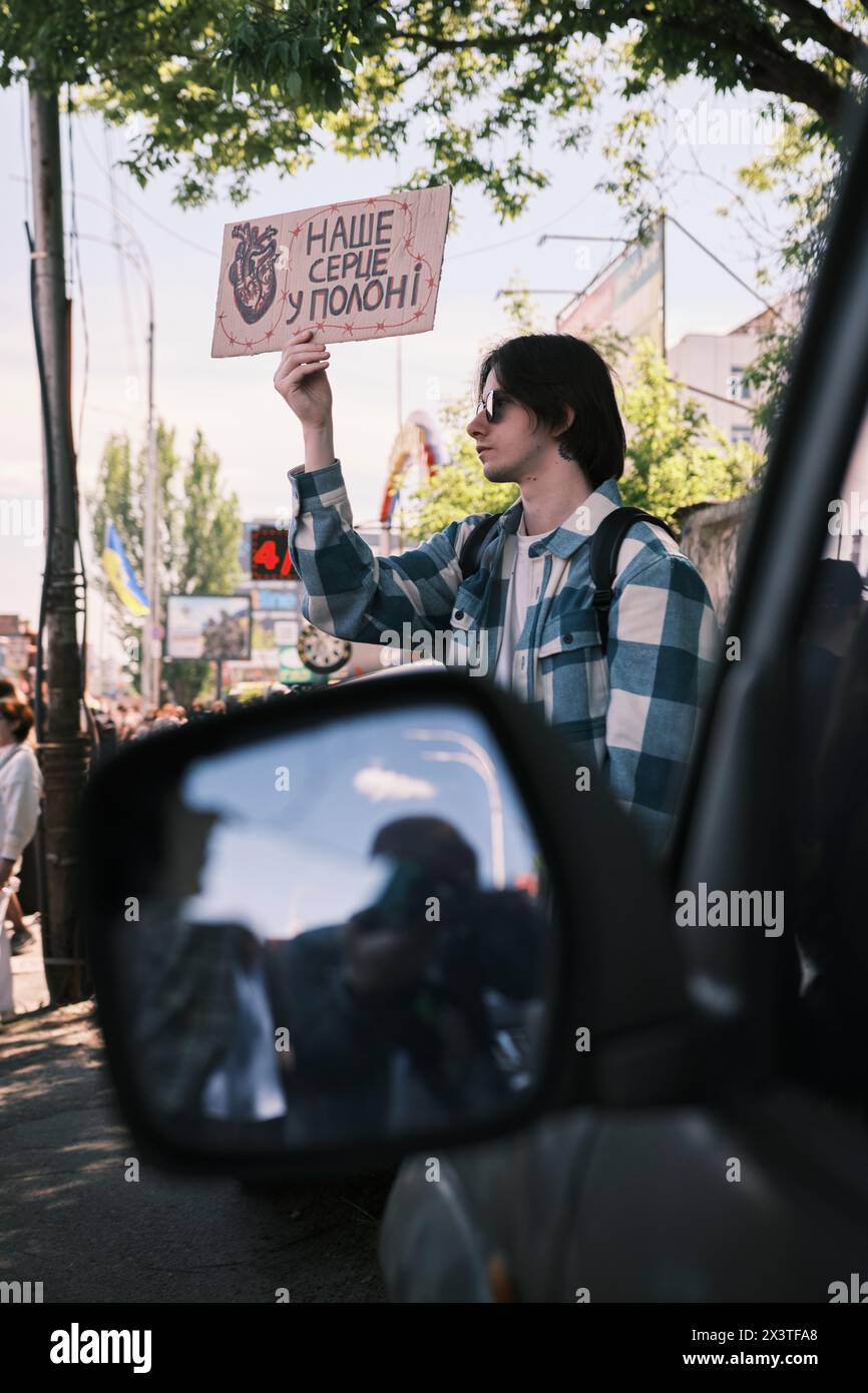 Kiev, Ucraina - 28 aprile 2024. I manifestanti ucraini sono fieri di ondare bandiere e striscioni della Brigata Azov che leggono Free Azov, illustrando unità e attivismo Foto Stock